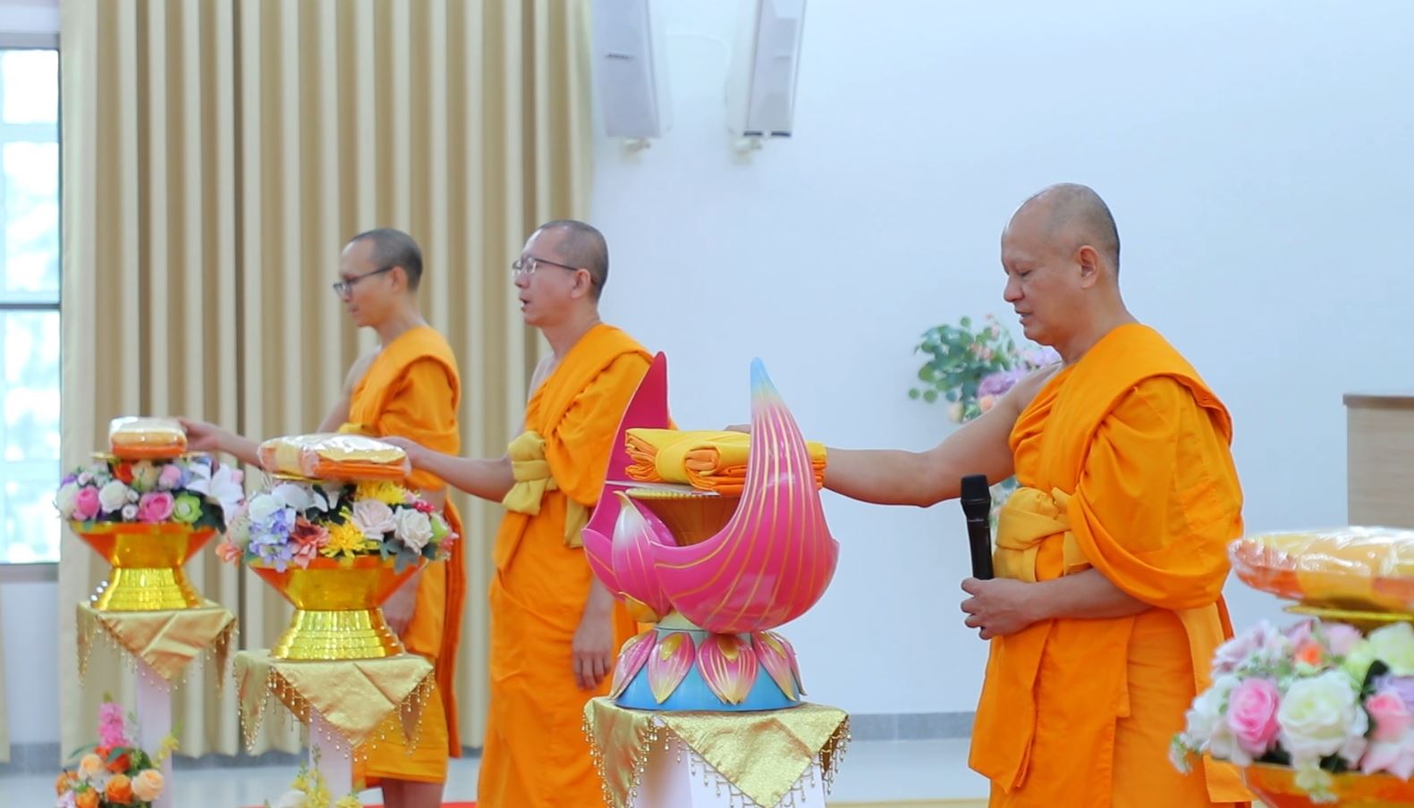 ศูนย์ปฏิบัติธรรมน้ำใสใจสว่าง จัดพิธีทอดผ้าป่าสร้างโรงครัวและหอฉันคุณยายอาจารย์ฯ