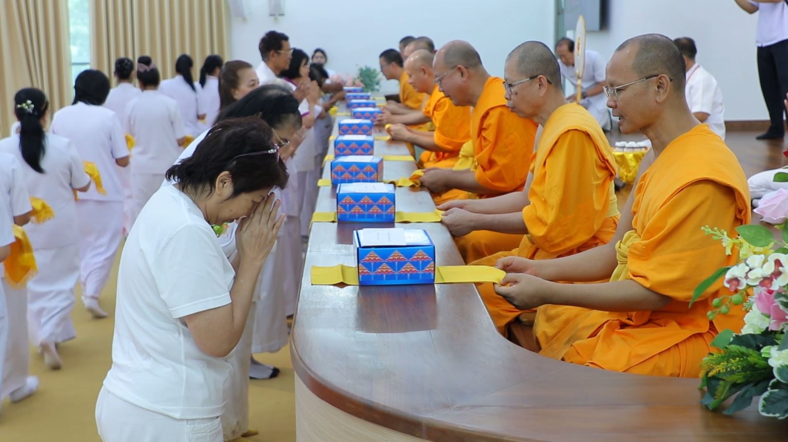 ศูนย์ปฏิบัติธรรมน้ำใสใจสว่าง จัดพิธีทอดผ้าป่าสร้างโรงครัวและหอฉันคุณยายอาจารย์ฯ