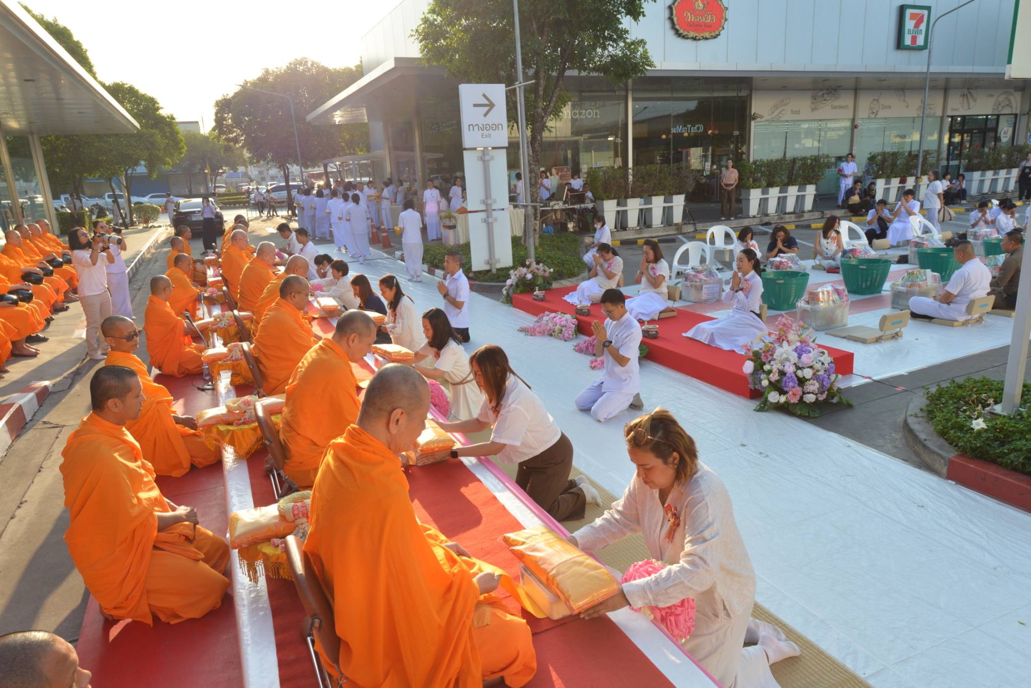 Cherry Mall จัดพิธีทำบุญตักบาตรแด่คณะสงฆ์ 77 รูป