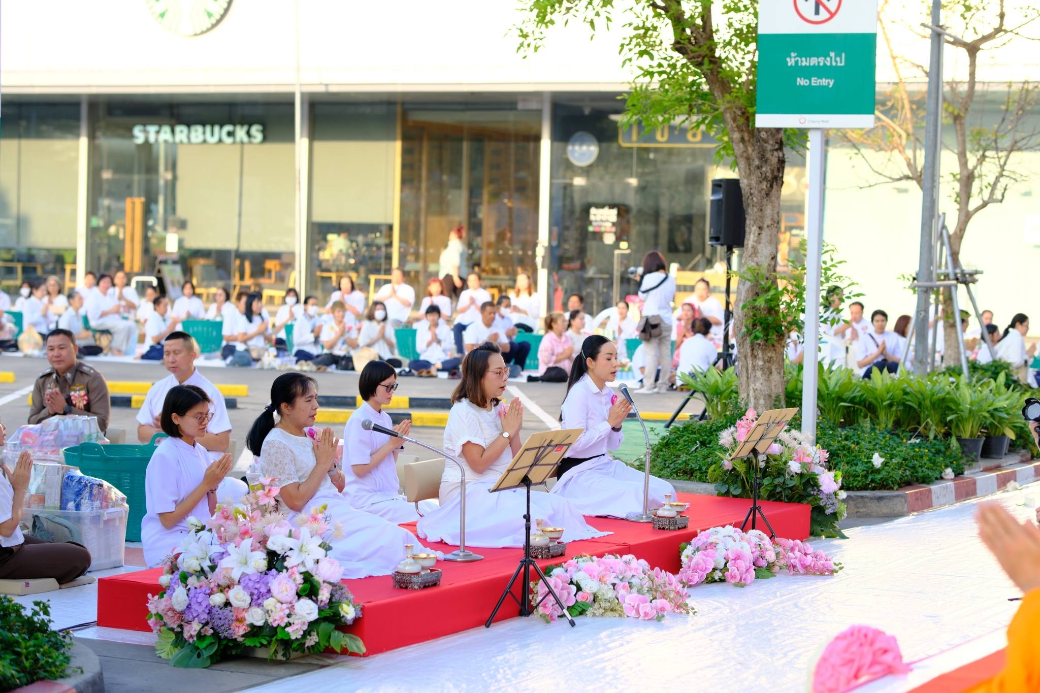 Cherry Mall จัดพิธีทำบุญตักบาตรแด่คณะสงฆ์ 77 รูป