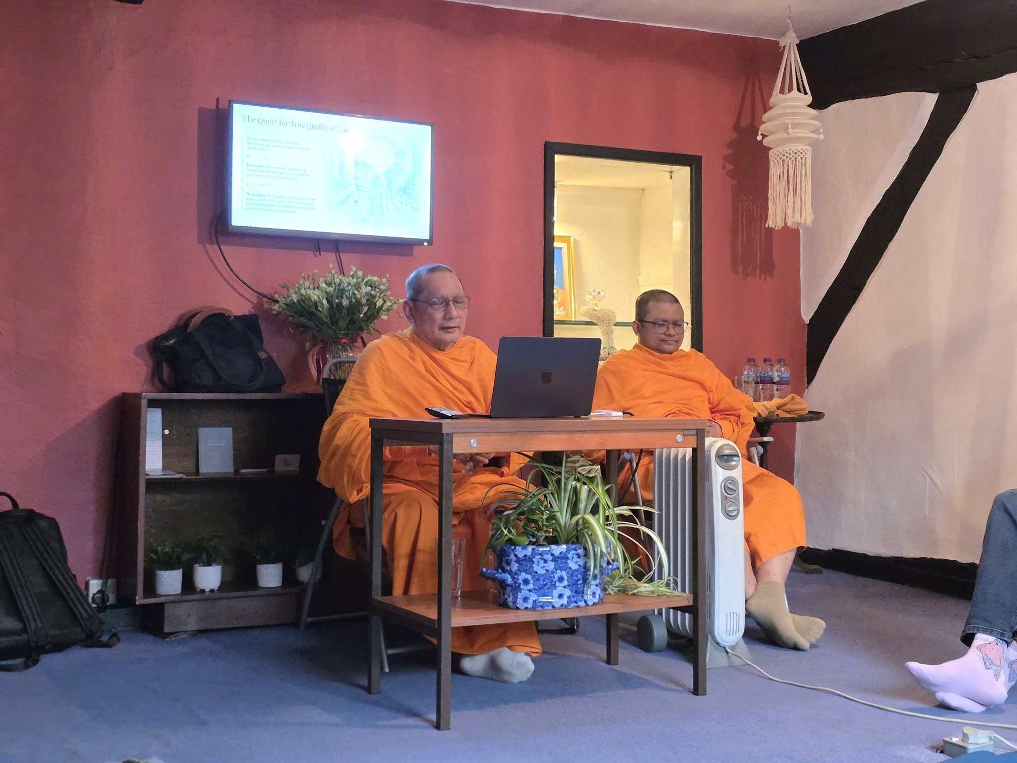 คณะสงฆ์วัดพระธรรมกายลอนดอน รับนิมนต์เป็นเนื้อนาบุญ ณ ร้านอาหาร Thai Orchid และ Moon Massage Retreat