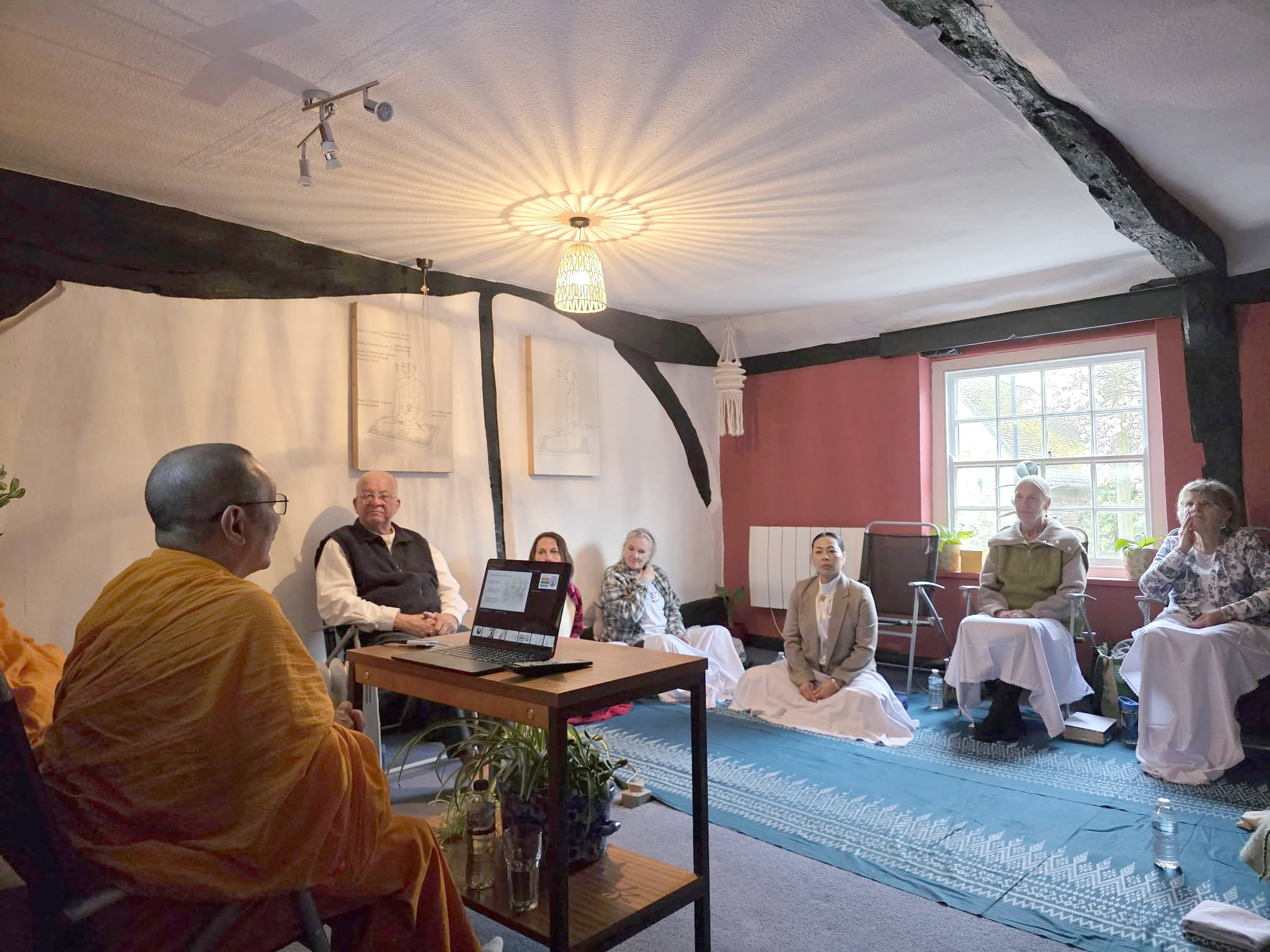 คณะสงฆ์วัดพระธรรมกายลอนดอน รับนิมนต์เป็นเนื้อนาบุญ ณ ร้านอาหาร Thai Orchid และ Moon Massage Retreat