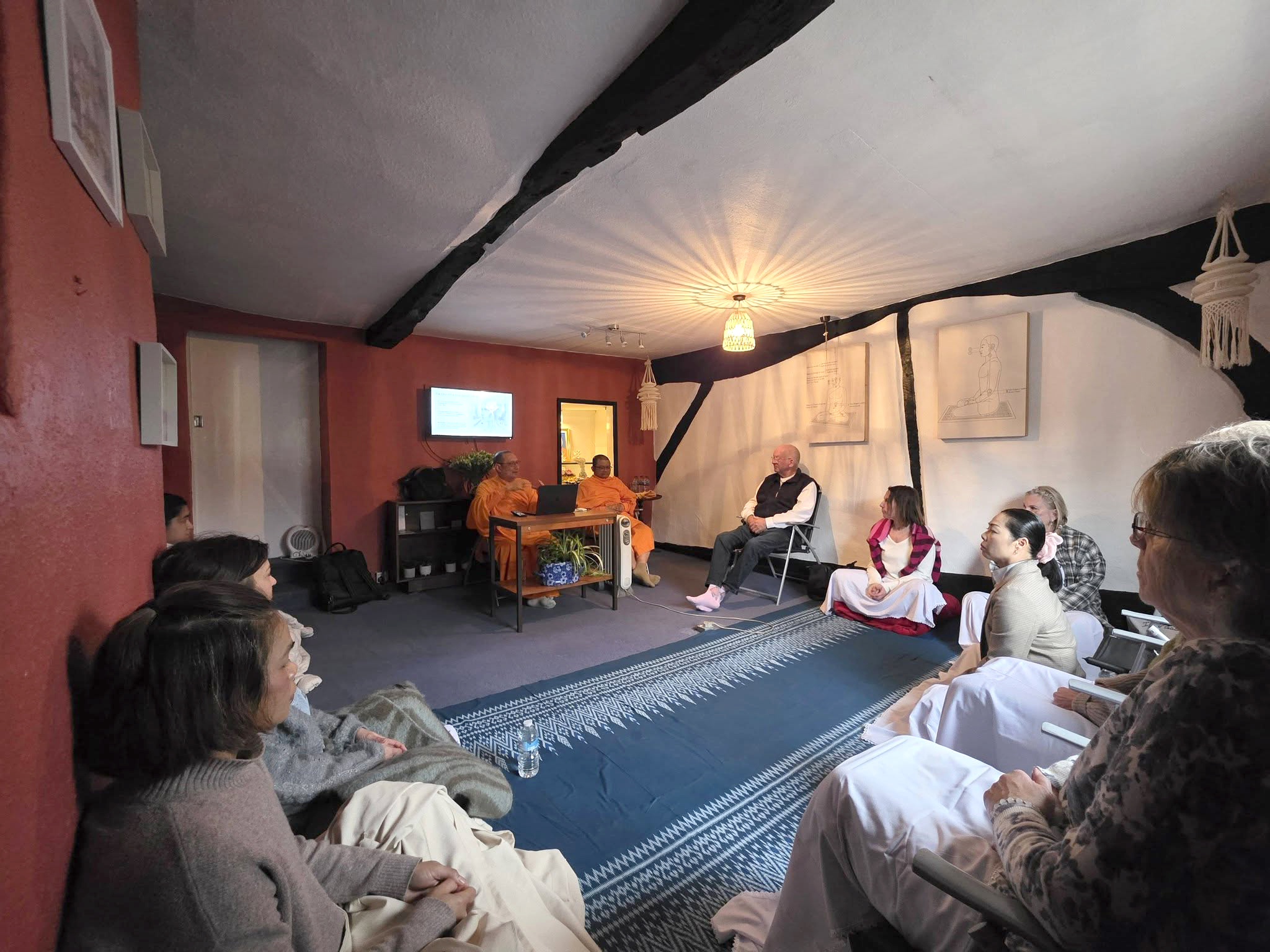 คณะสงฆ์วัดพระธรรมกายลอนดอน รับนิมนต์เป็นเนื้อนาบุญ ณ ร้านอาหาร Thai Orchid และ Moon Massage Retreat