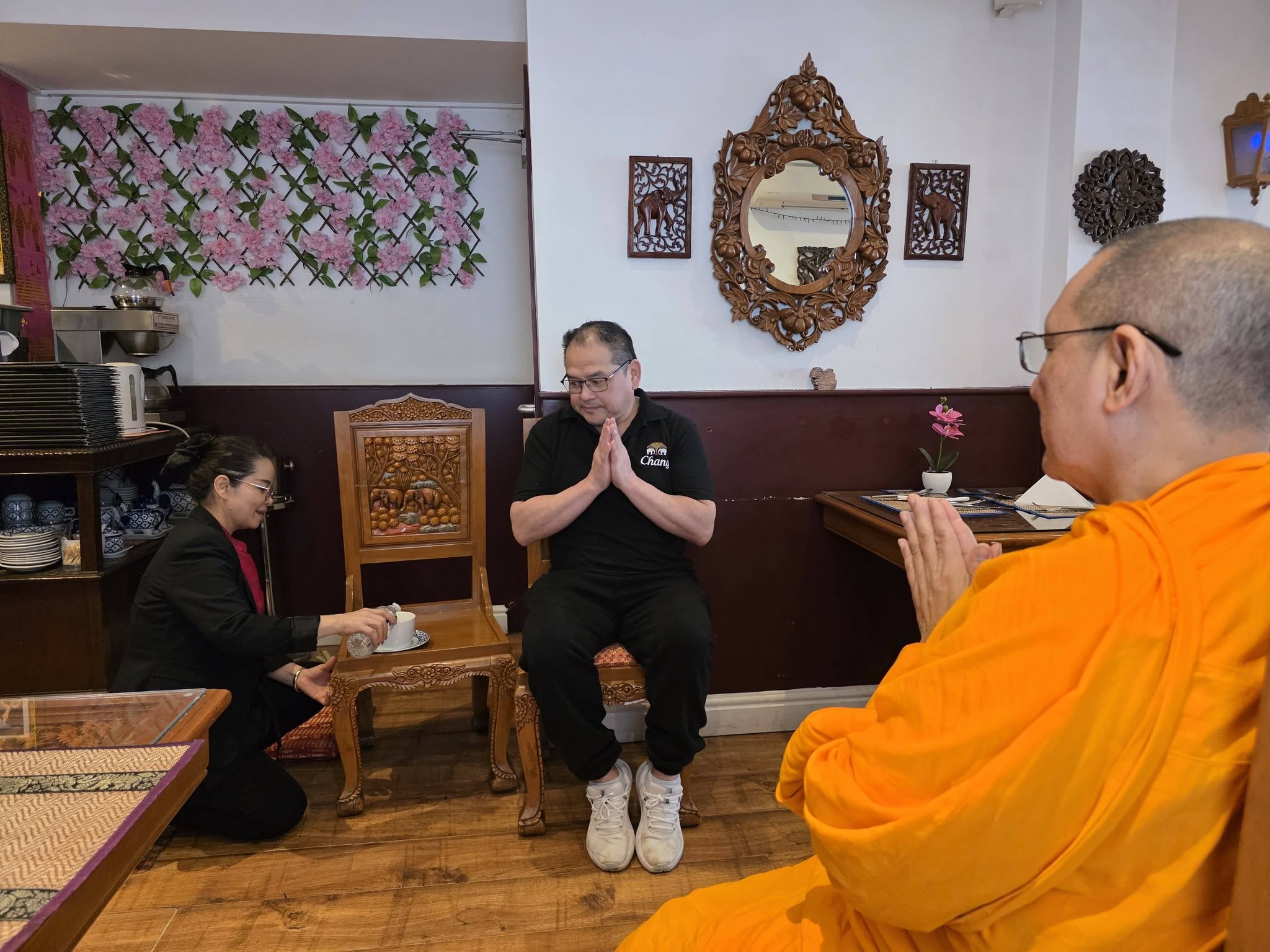 คณะสงฆ์วัดพระธรรมกายลอนดอน รับนิมนต์เป็นเนื้อนาบุญ ณ ร้านอาหาร Thai Orchid และ Moon Massage Retreat