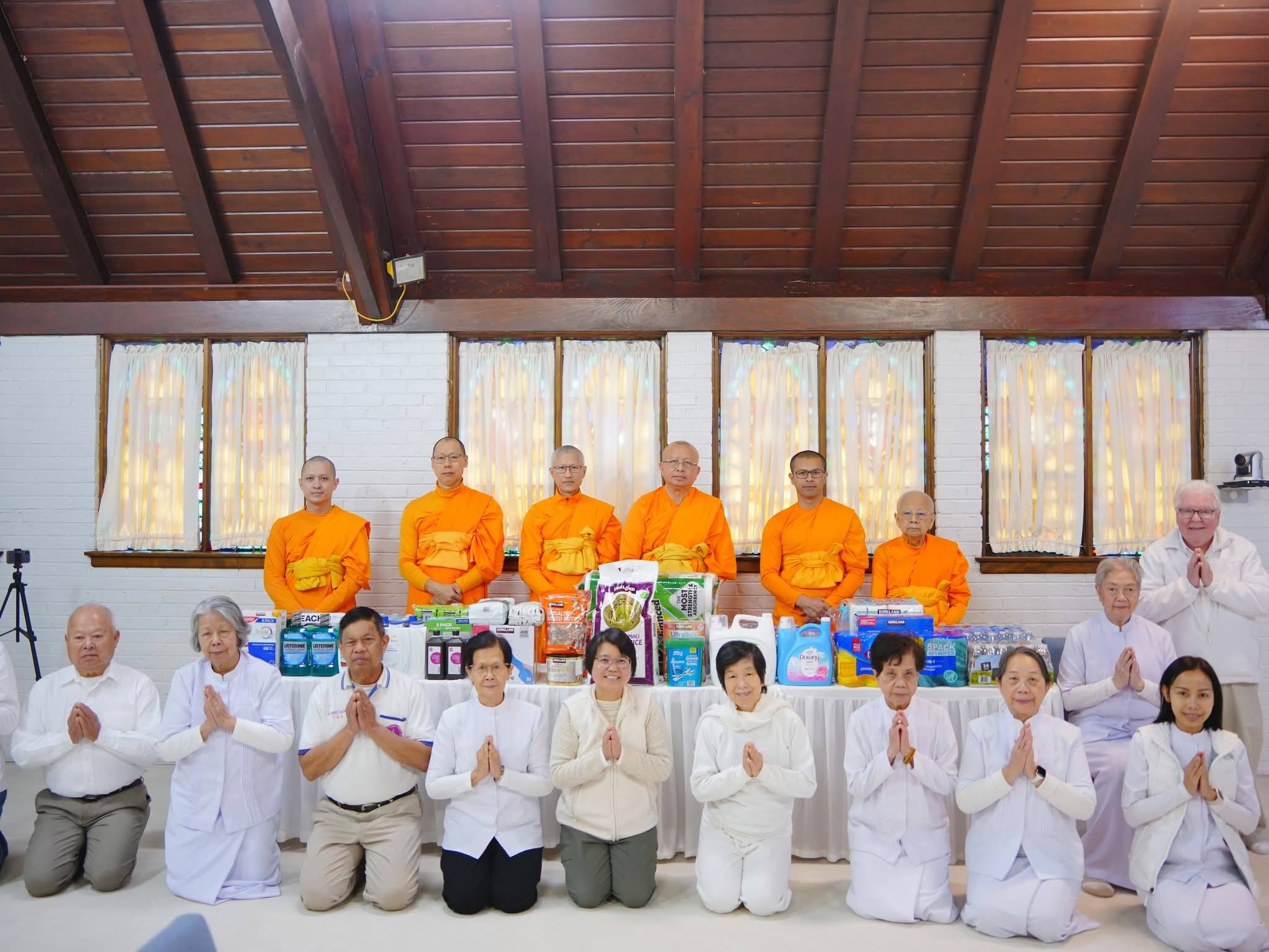 วัดพระธรรมกายชิคาโก จัดพิธีถวายกองบุญอุปโภคบริโภค