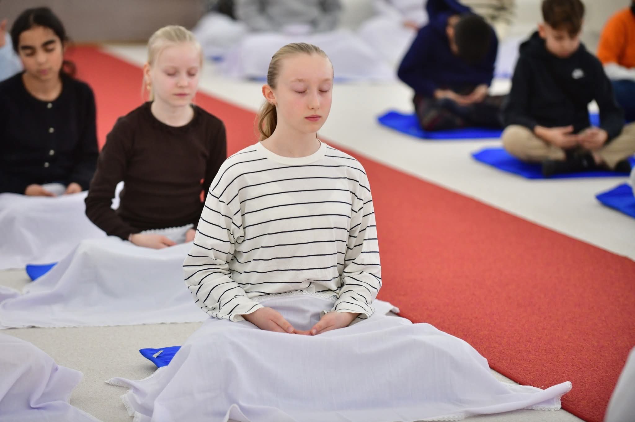 นักเรียนต่างชาติเรียนรู้สมาธิค้นพบความสงบภายใน ณ วัดพระธรรมกายคอร์ซัวร์ ลุสท์สโกว