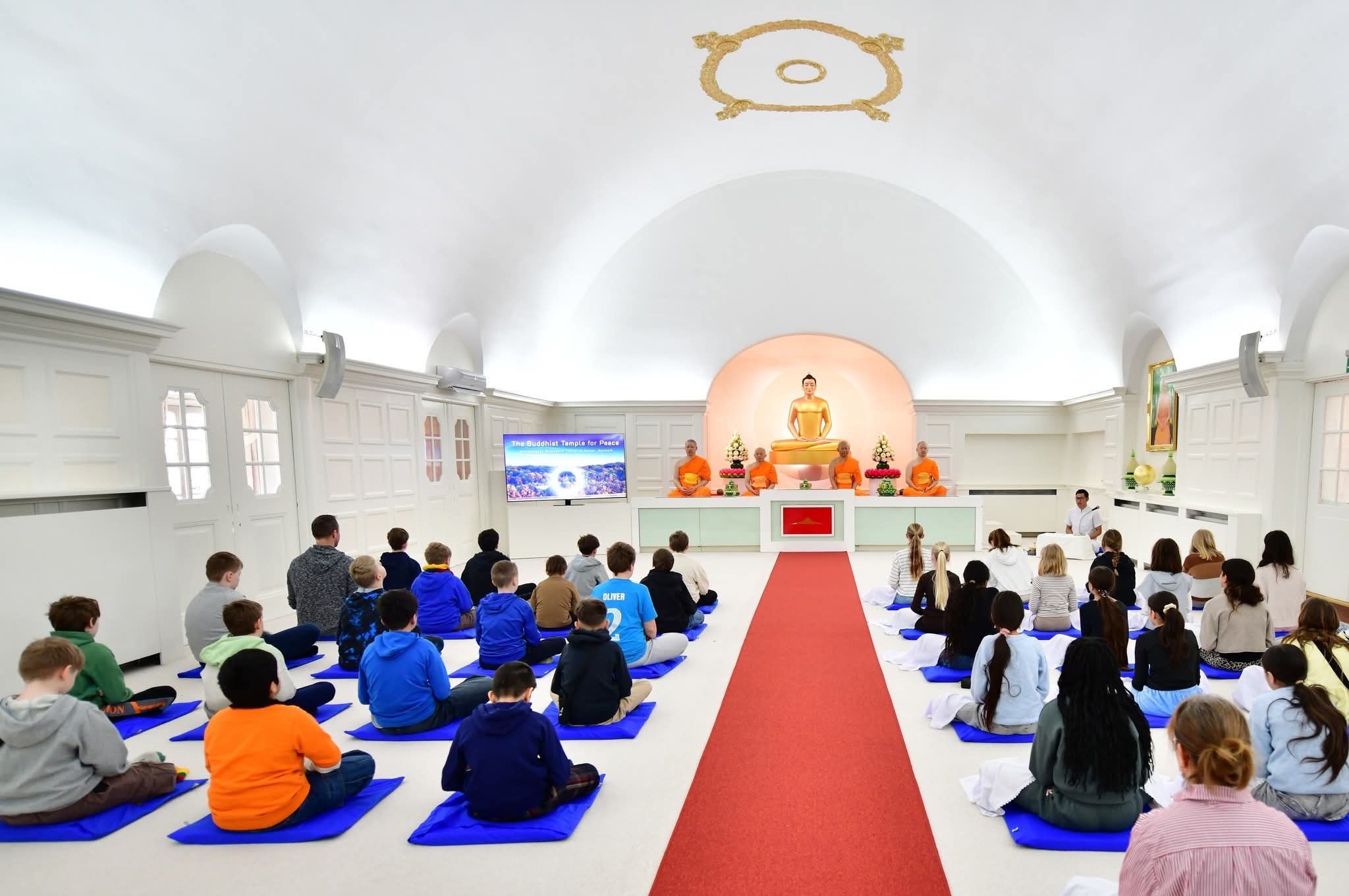 นักเรียนต่างชาติเรียนรู้สมาธิค้นพบความสงบภายใน ณ วัดพระธรรมกายคอร์ซัวร์ ลุสท์สโกว