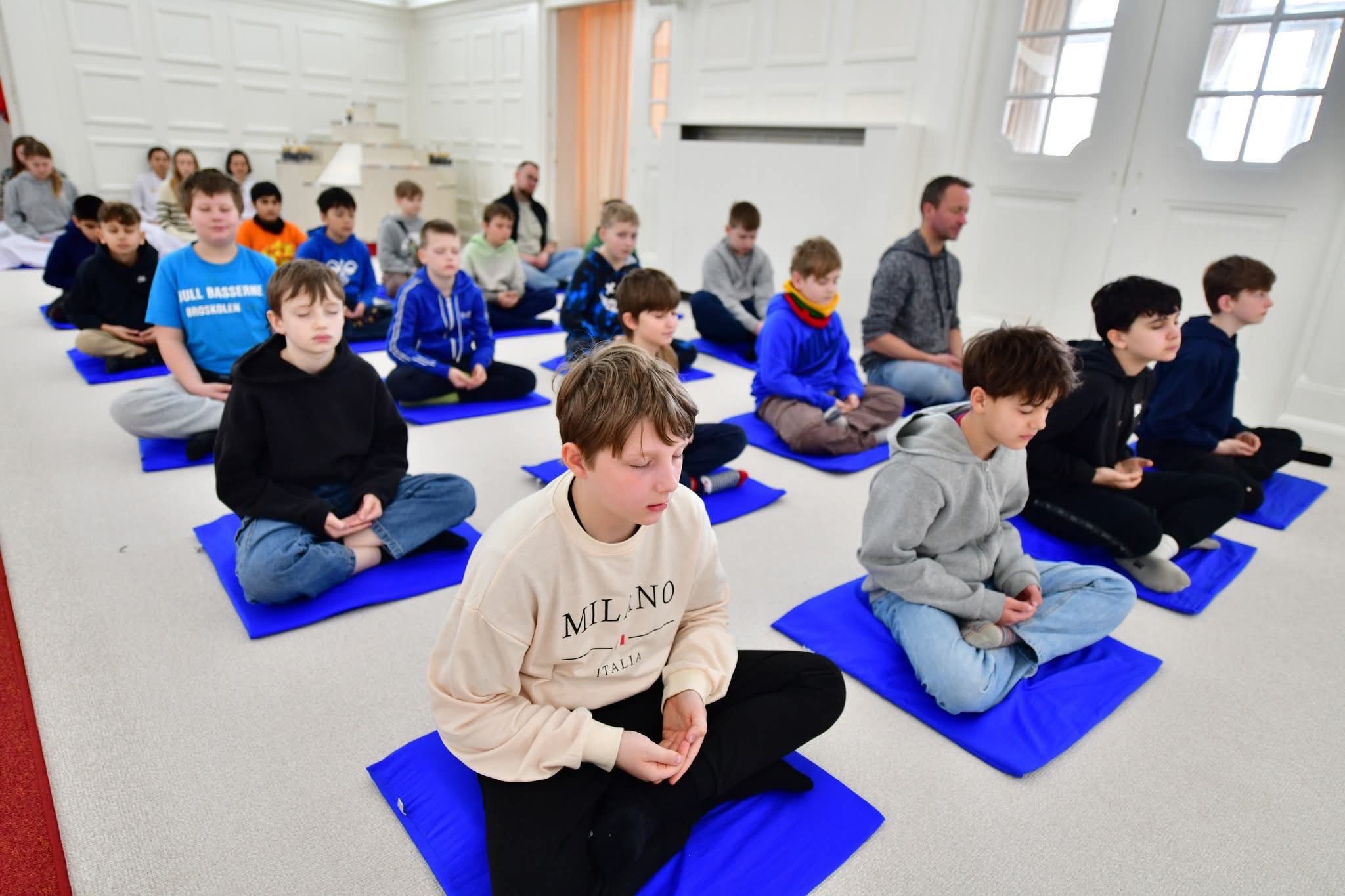 นักเรียนต่างชาติเรียนรู้สมาธิค้นพบความสงบภายใน ณ วัดพระธรรมกายคอร์ซัวร์ ลุสท์สโกว