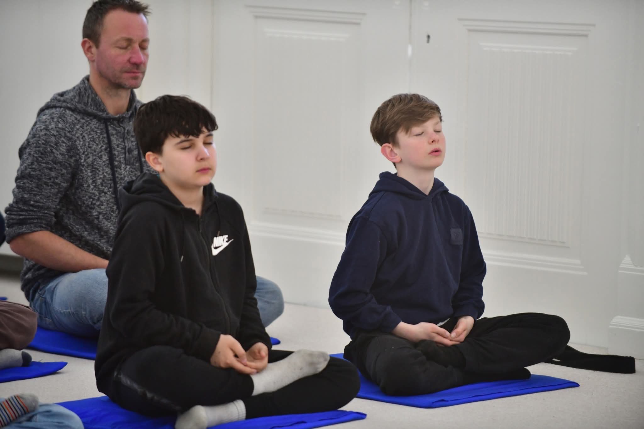 นักเรียนต่างชาติเรียนรู้สมาธิค้นพบความสงบภายใน ณ วัดพระธรรมกายคอร์ซัวร์ ลุสท์สโกว