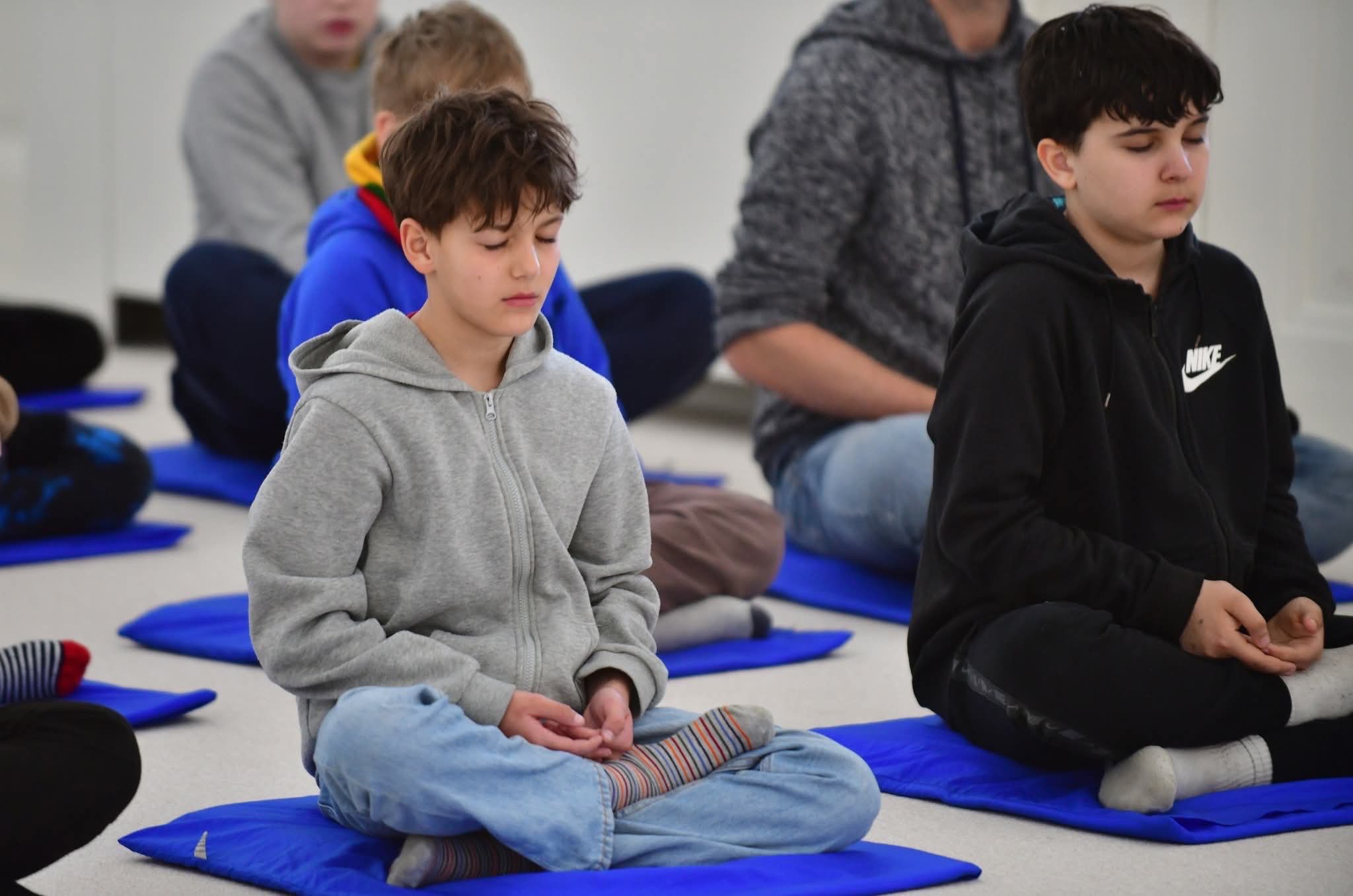 นักเรียนต่างชาติเรียนรู้สมาธิค้นพบความสงบภายใน ณ วัดพระธรรมกายคอร์ซัวร์ ลุสท์สโกว