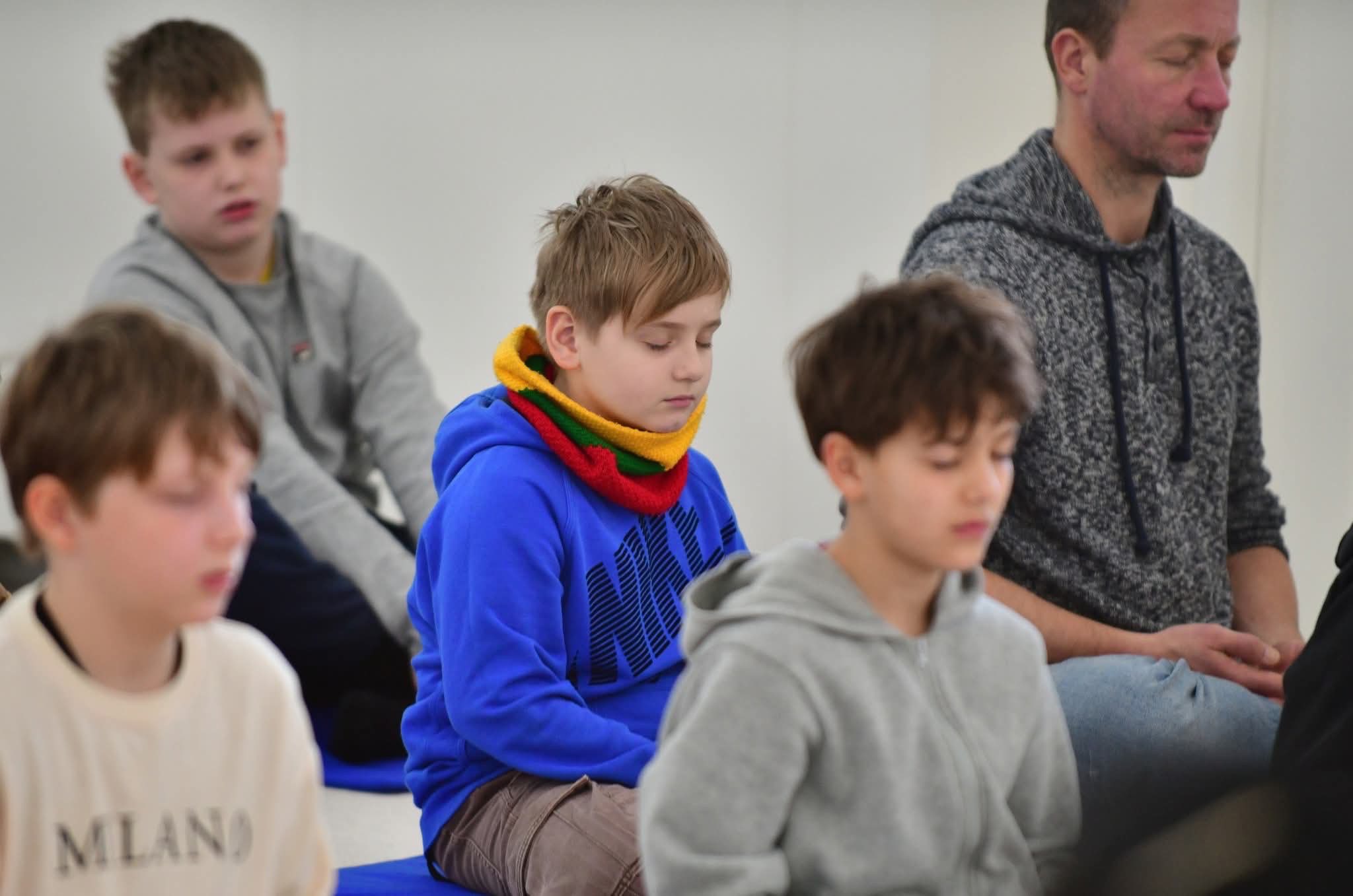 นักเรียนต่างชาติเรียนรู้สมาธิค้นพบความสงบภายใน ณ วัดพระธรรมกายคอร์ซัวร์ ลุสท์สโกว