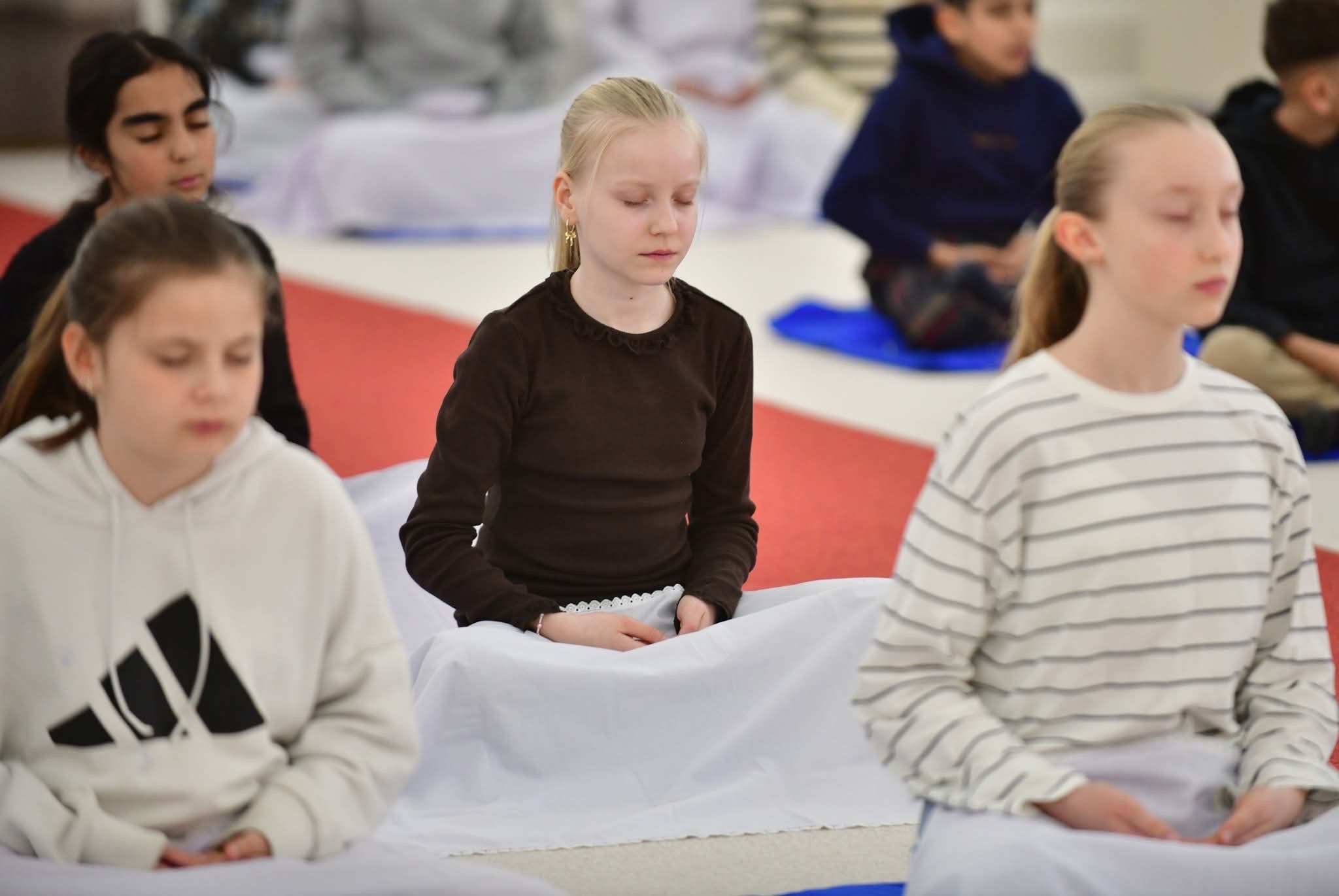 นักเรียนต่างชาติเรียนรู้สมาธิค้นพบความสงบภายใน ณ วัดพระธรรมกายคอร์ซัวร์ ลุสท์สโกว