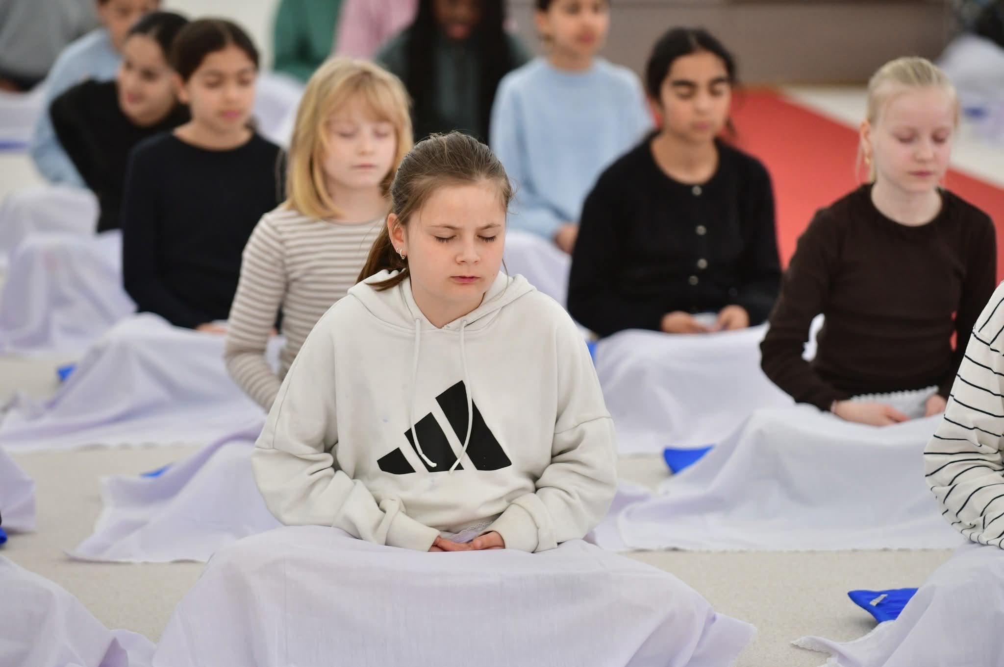 นักเรียนต่างชาติเรียนรู้สมาธิค้นพบความสงบภายใน ณ วัดพระธรรมกายคอร์ซัวร์ ลุสท์สโกว