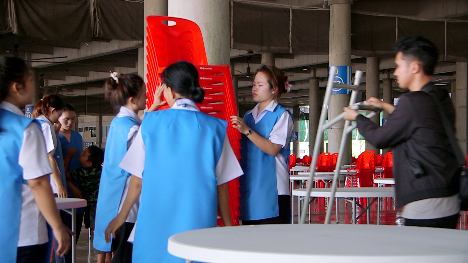 เจ้าหน้าที่ฝ่ายโภชนาการ เตรียมเก้าอี้ฉันภัตตาหารพระสังฆาธิการ งานถวายมหาสังฆทาน 40,000 วัด