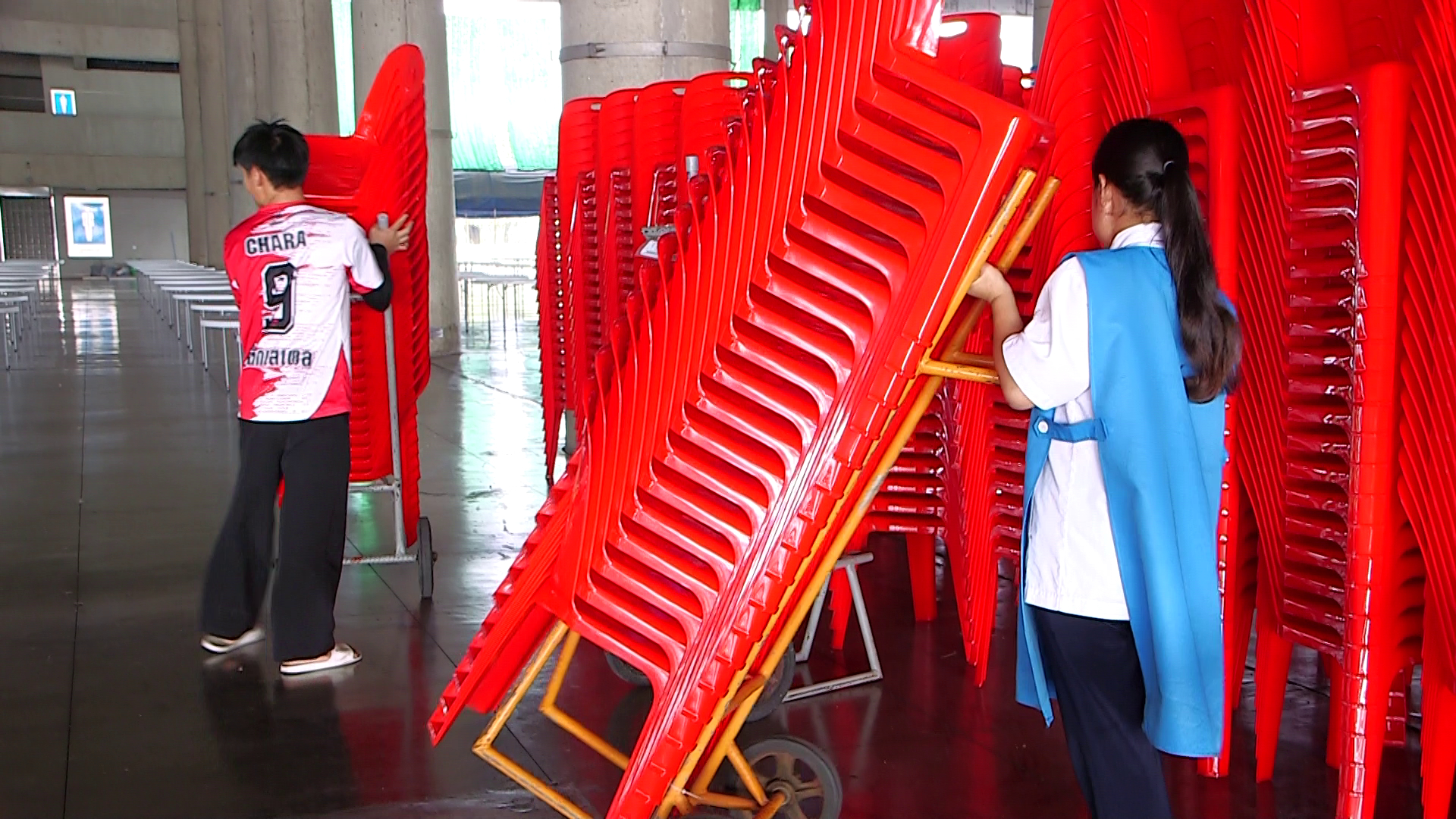 เจ้าหน้าที่ฝ่ายโภชนาการ เตรียมเก้าอี้ฉันภัตตาหารพระสังฆาธิการ งานถวายมหาสังฆทาน 40,000 วัด