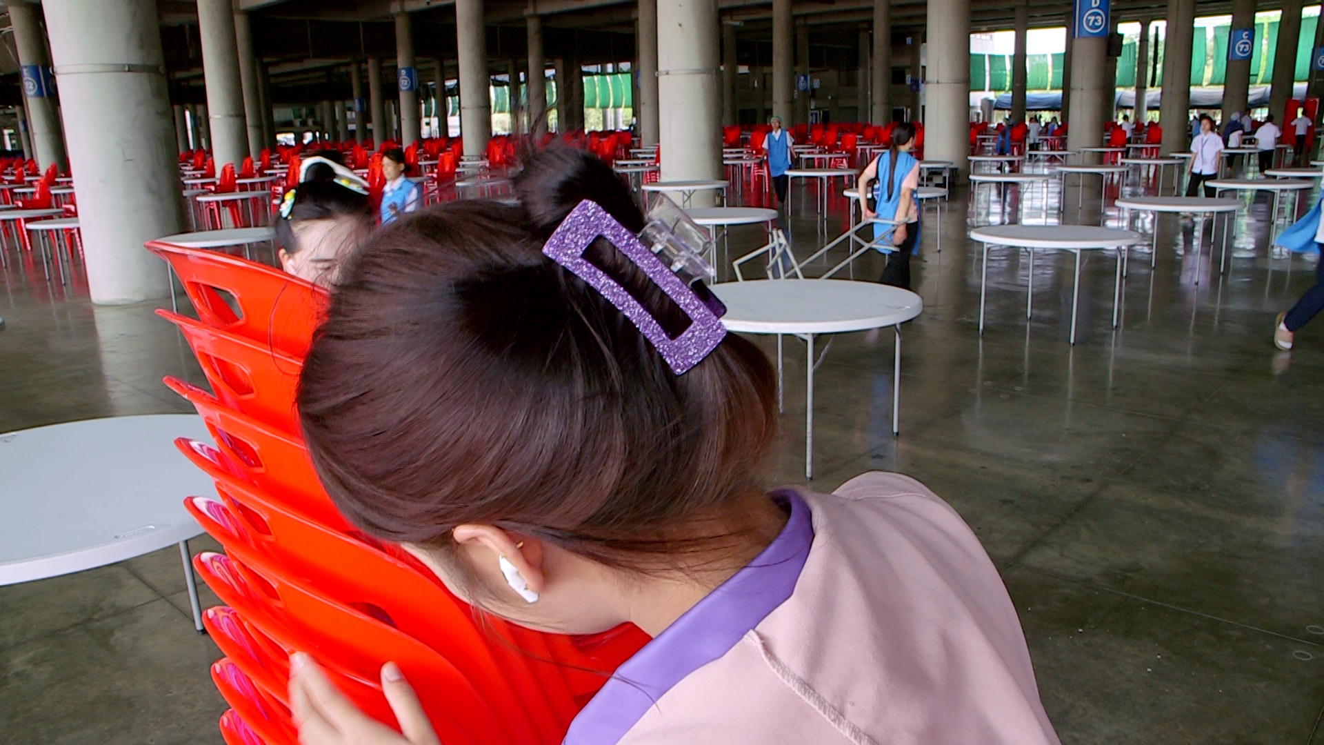 เจ้าหน้าที่ฝ่ายโภชนาการ เตรียมเก้าอี้ฉันภัตตาหารพระสังฆาธิการ งานถวายมหาสังฆทาน 40,000 วัด