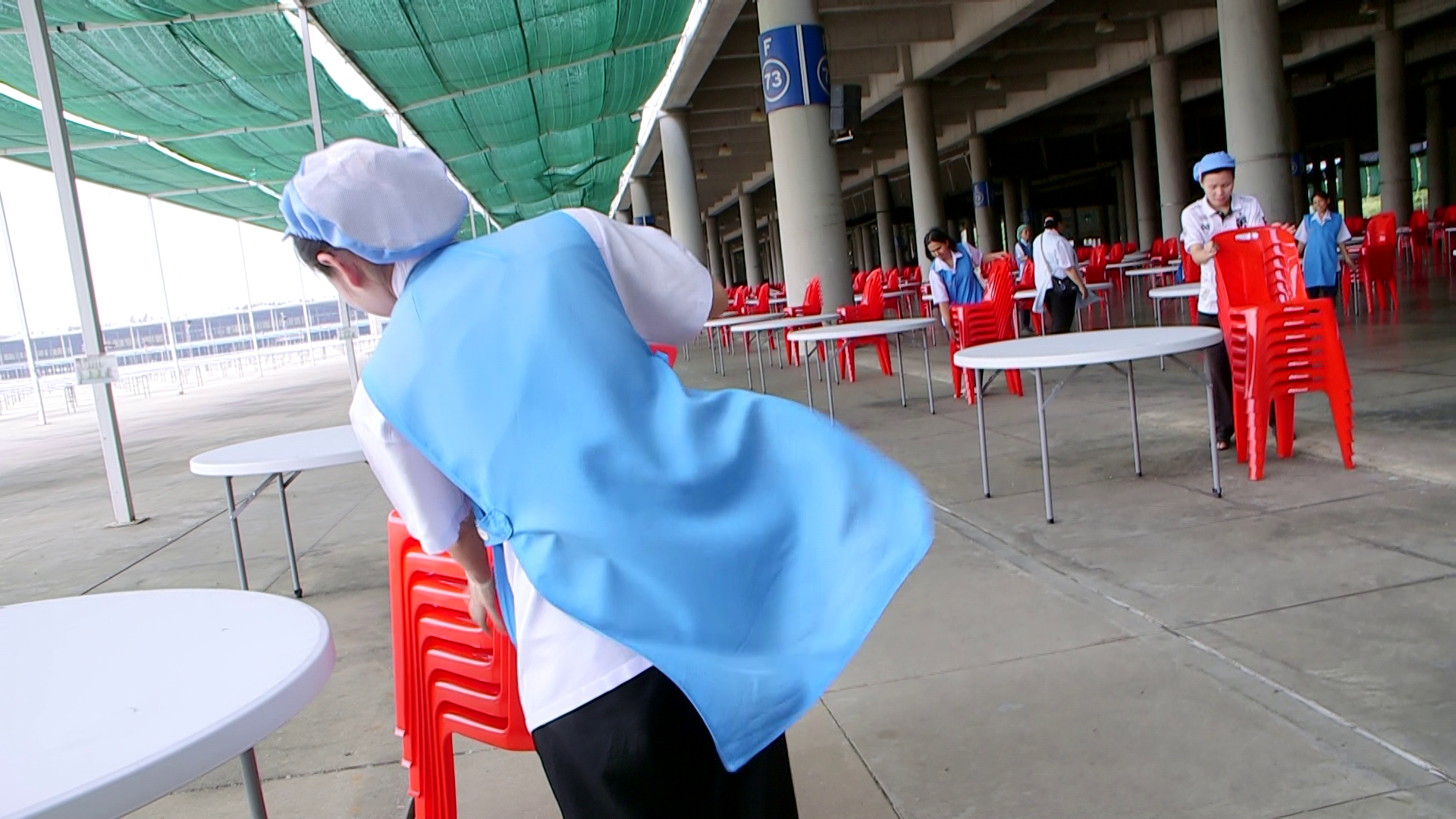 เจ้าหน้าที่ฝ่ายโภชนาการ เตรียมเก้าอี้ฉันภัตตาหารพระสังฆาธิการ งานถวายมหาสังฆทาน 40,000 วัด