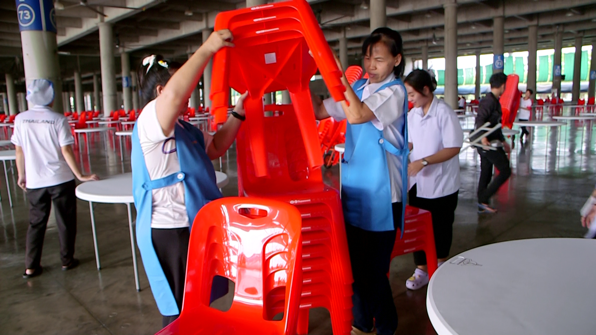 เจ้าหน้าที่ฝ่ายโภชนาการ เตรียมเก้าอี้ฉันภัตตาหารพระสังฆาธิการ งานถวายมหาสังฆทาน 40,000 วัด