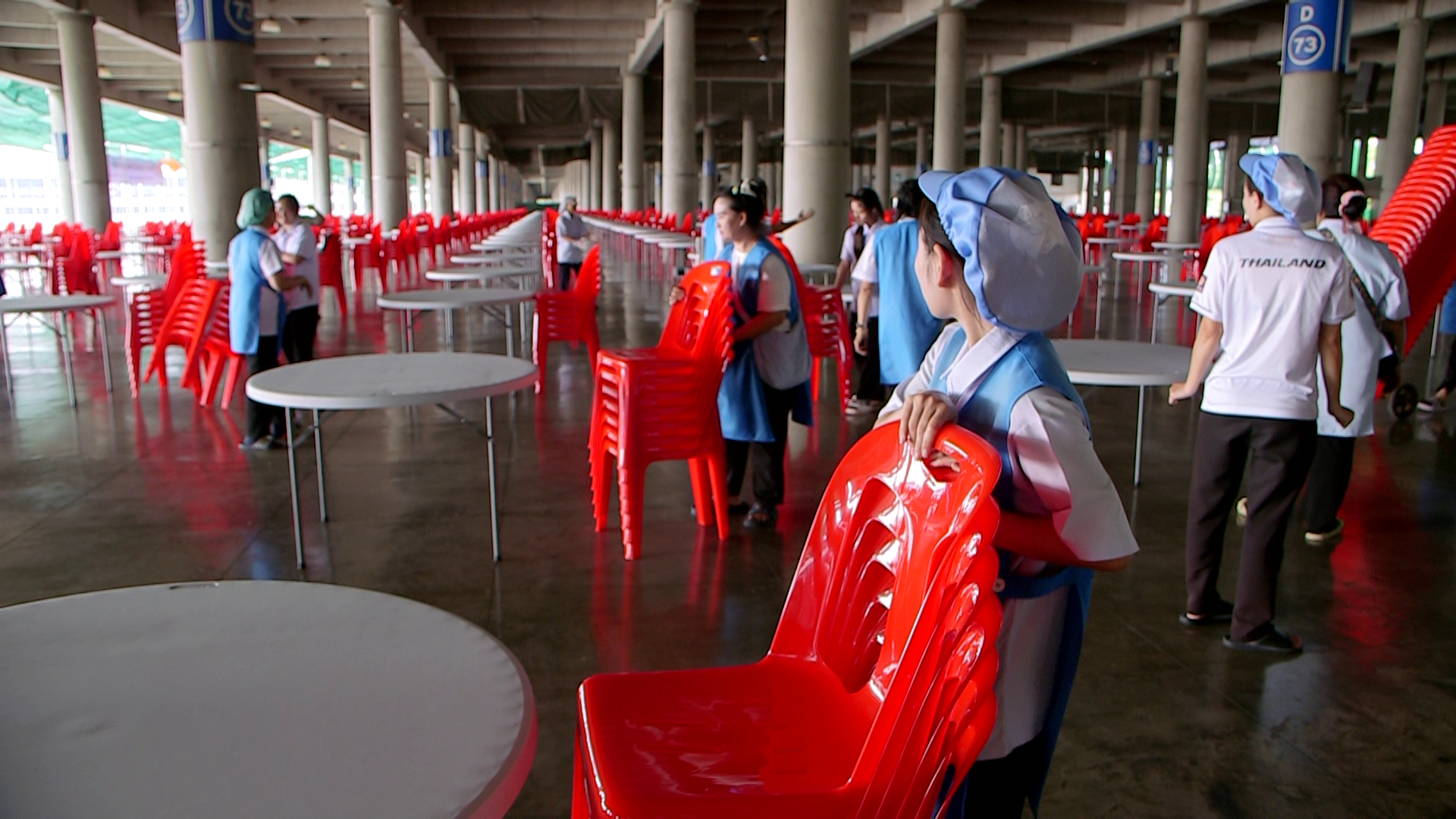 เจ้าหน้าที่ฝ่ายโภชนาการ เตรียมเก้าอี้ฉันภัตตาหารพระสังฆาธิการ งานถวายมหาสังฆทาน 40,000 วัด