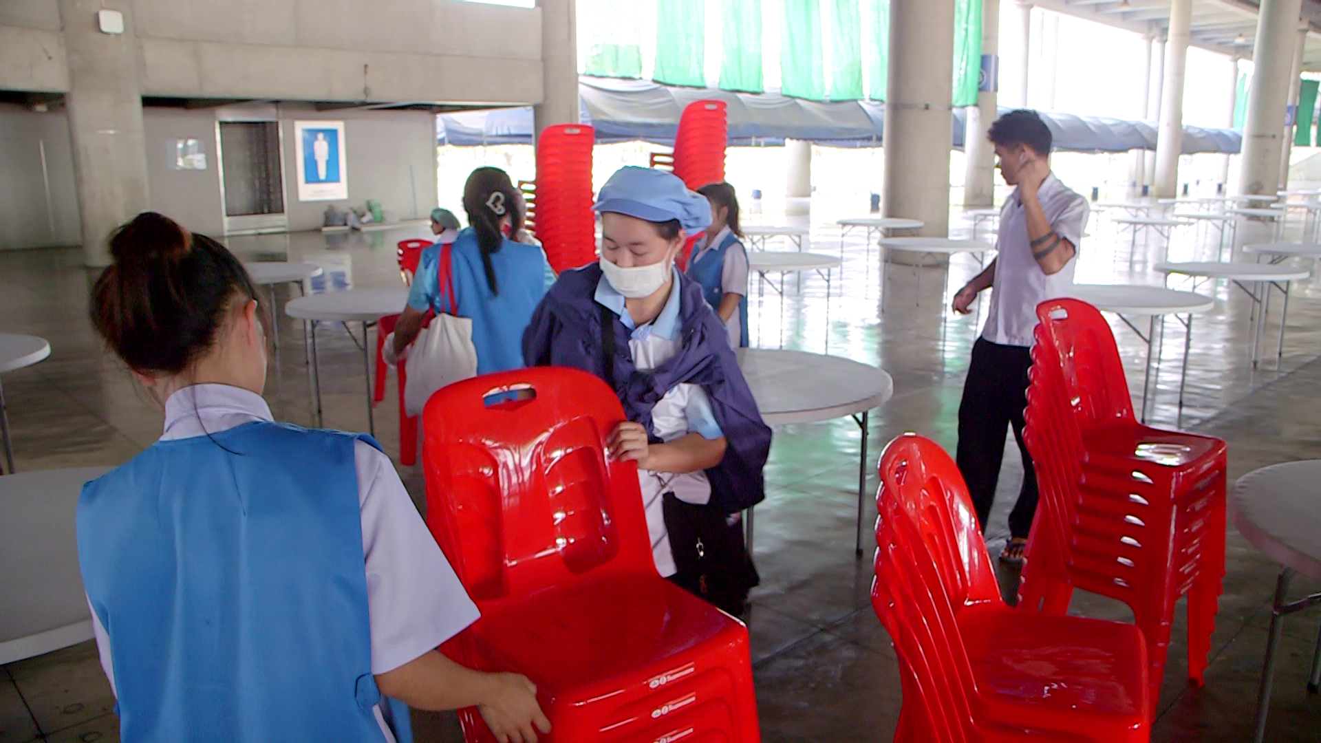 เจ้าหน้าที่ฝ่ายโภชนาการ เตรียมเก้าอี้ฉันภัตตาหารพระสังฆาธิการ งานถวายมหาสังฆทาน 40,000 วัด