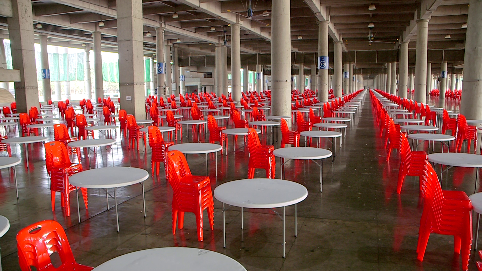 เจ้าหน้าที่ฝ่ายโภชนาการ เตรียมเก้าอี้ฉันภัตตาหารพระสังฆาธิการ งานถวายมหาสังฆทาน 40,000 วัด