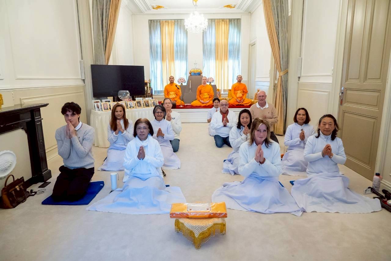 วัดพระธรรมกายเนเธอร์แลนด์ จัดพิธีสวดพระอภิธรรมแด่พระมงคลเทพมุนี (สด จนฺทสโร) พระผู้ปราบมาร