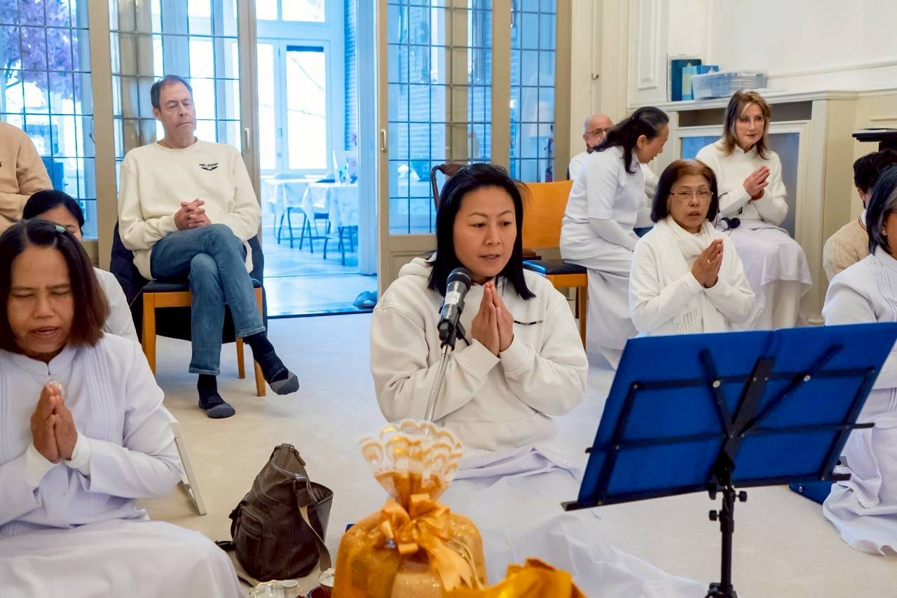 วัดพระธรรมกายเนเธอร์แลนด์ จัดพิธีสวดพระอภิธรรมแด่พระมงคลเทพมุนี (สด จนฺทสโร) พระผู้ปราบมาร