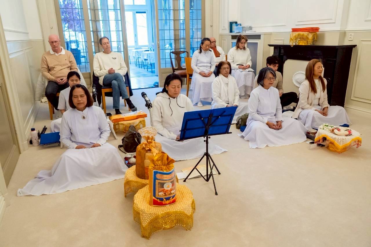 วัดพระธรรมกายเนเธอร์แลนด์ จัดพิธีสวดพระอภิธรรมแด่พระมงคลเทพมุนี (สด จนฺทสโร) พระผู้ปราบมาร