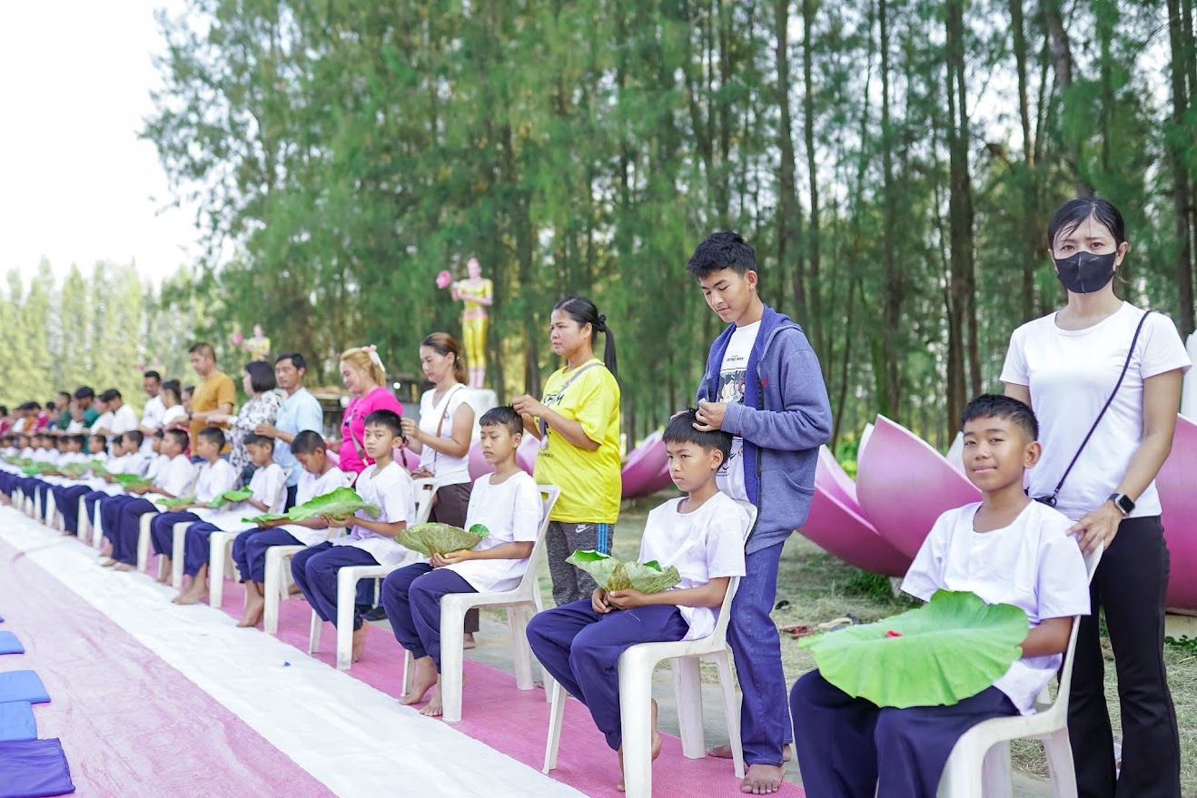 พิธีตัดปอยผมโครงการบรรพชาสามเณรฟื้นฟูพระพุทธศาสนาทั่วไทย ณ ศูนย์อบรมเยาวชนกาญจนบุรี
