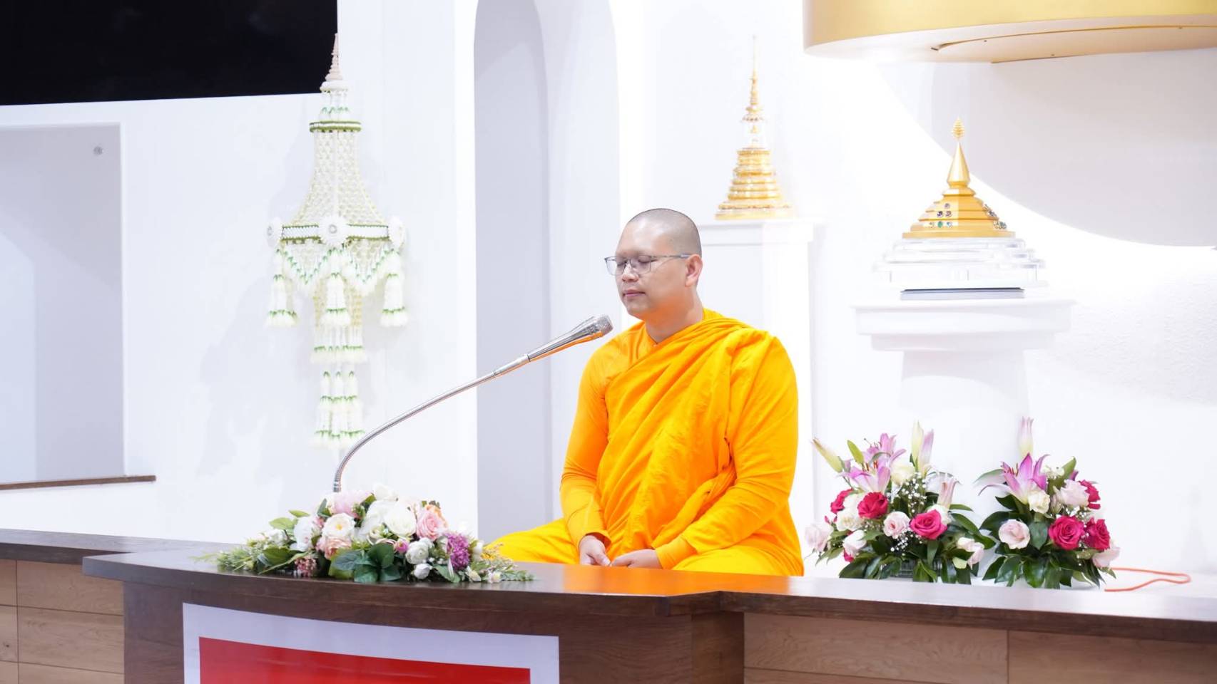 Wat Phra Dhammakaya Seattle holds “Full Moon Meditation” for the locals