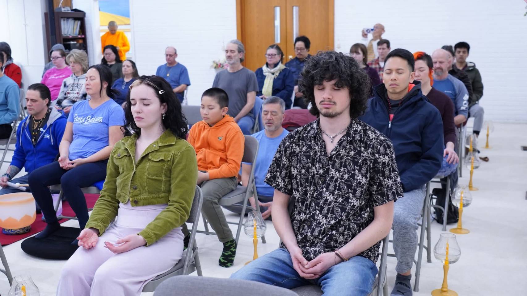 Wat Phra Dhammakaya Seattle holds “Full Moon Meditation” for the locals