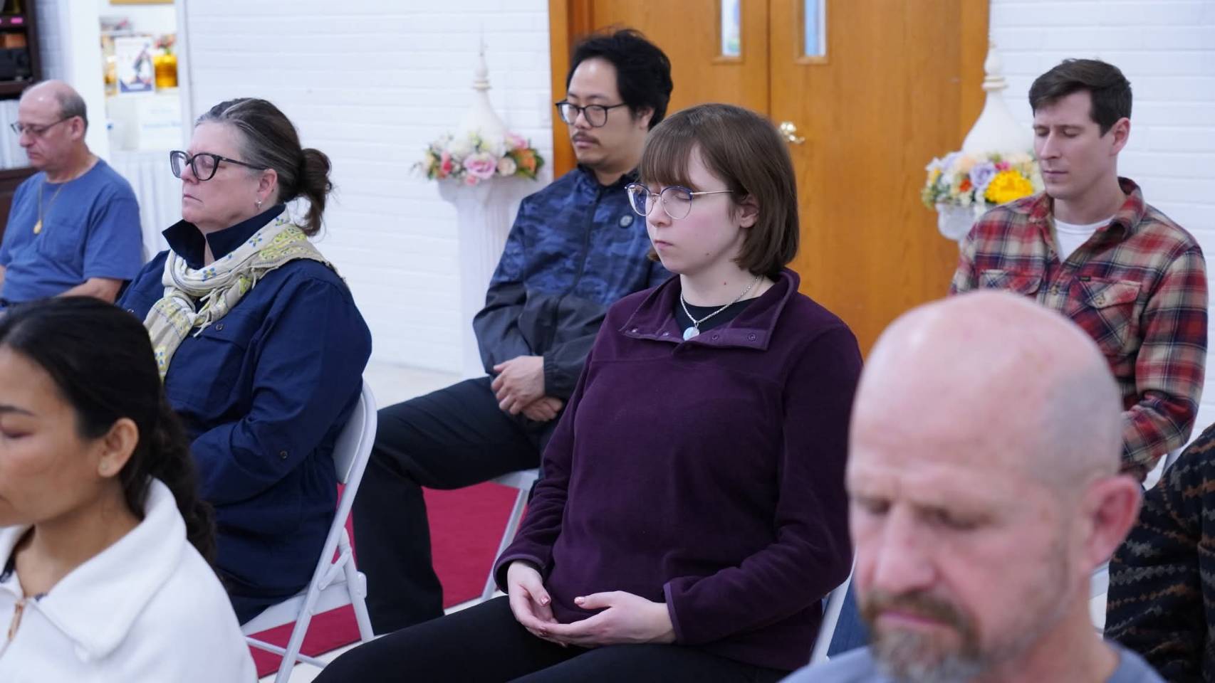 Wat Phra Dhammakaya Seattle holds “Full Moon Meditation” for the locals