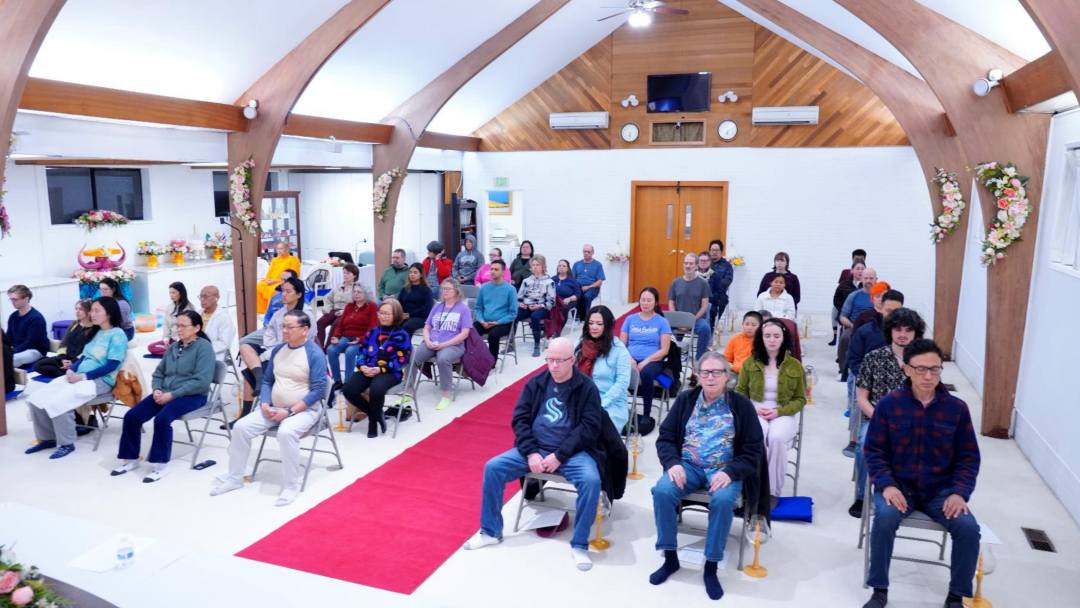 Wat Phra Dhammakaya Seattle holds “Full Moon Meditation” for the locals