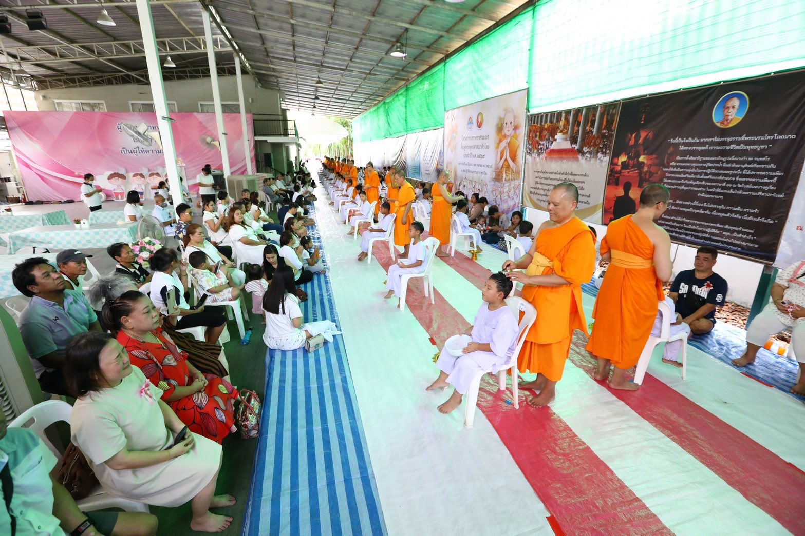 ศูนย์ปฏิบัติธรรม ธรรมธารา สายไหม จัดพิธีตัดปอยผม และมอบบาตรผ้าไตร โครงการบรรพชาสามเณรฟื้นฟูพระพุทธศาสนาทั่วไทย