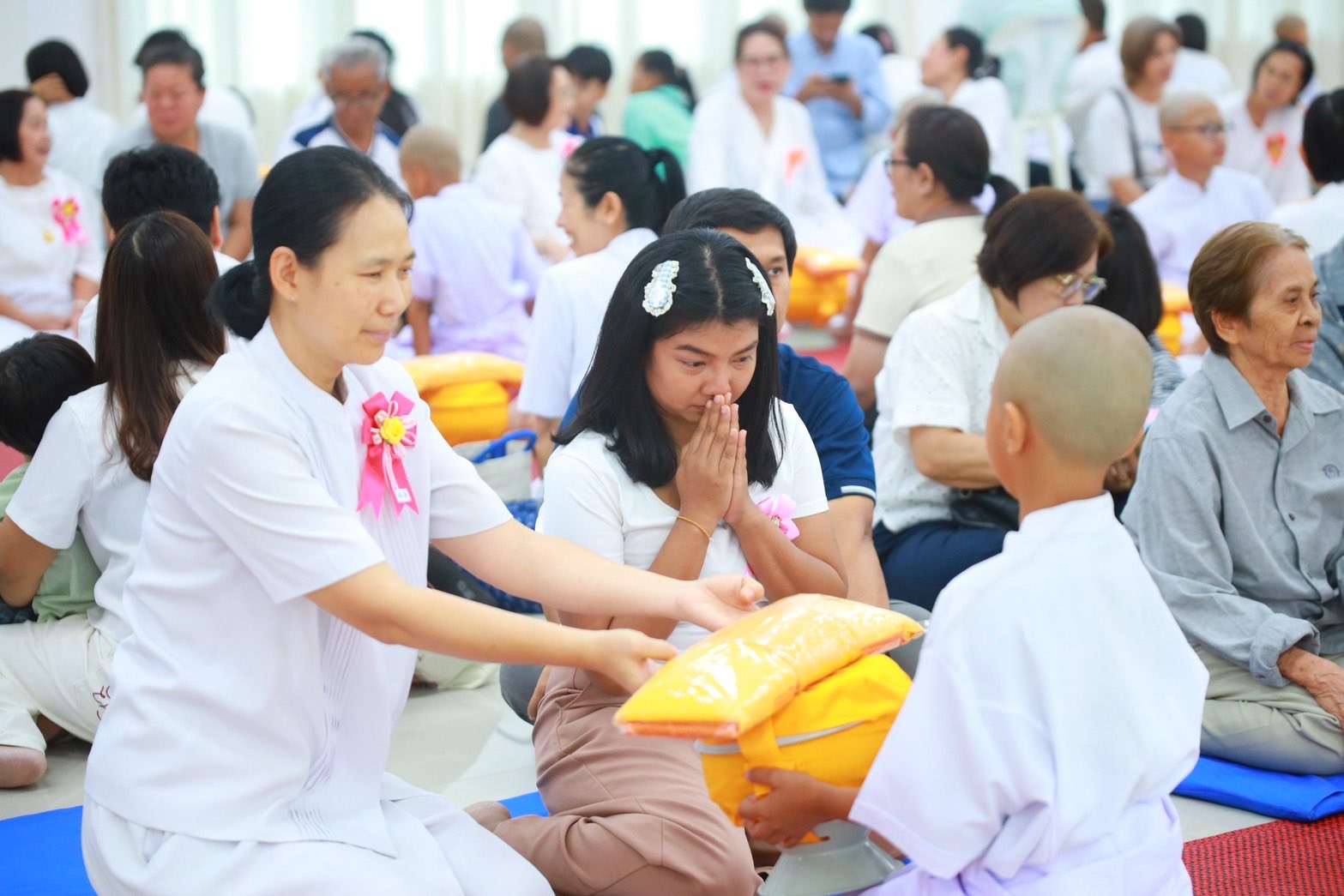 ศูนย์ปฏิบัติธรรม ธรรมธารา สายไหม จัดพิธีตัดปอยผม และมอบบาตรผ้าไตร โครงการบรรพชาสามเณรฟื้นฟูพระพุทธศาสนาทั่วไทย