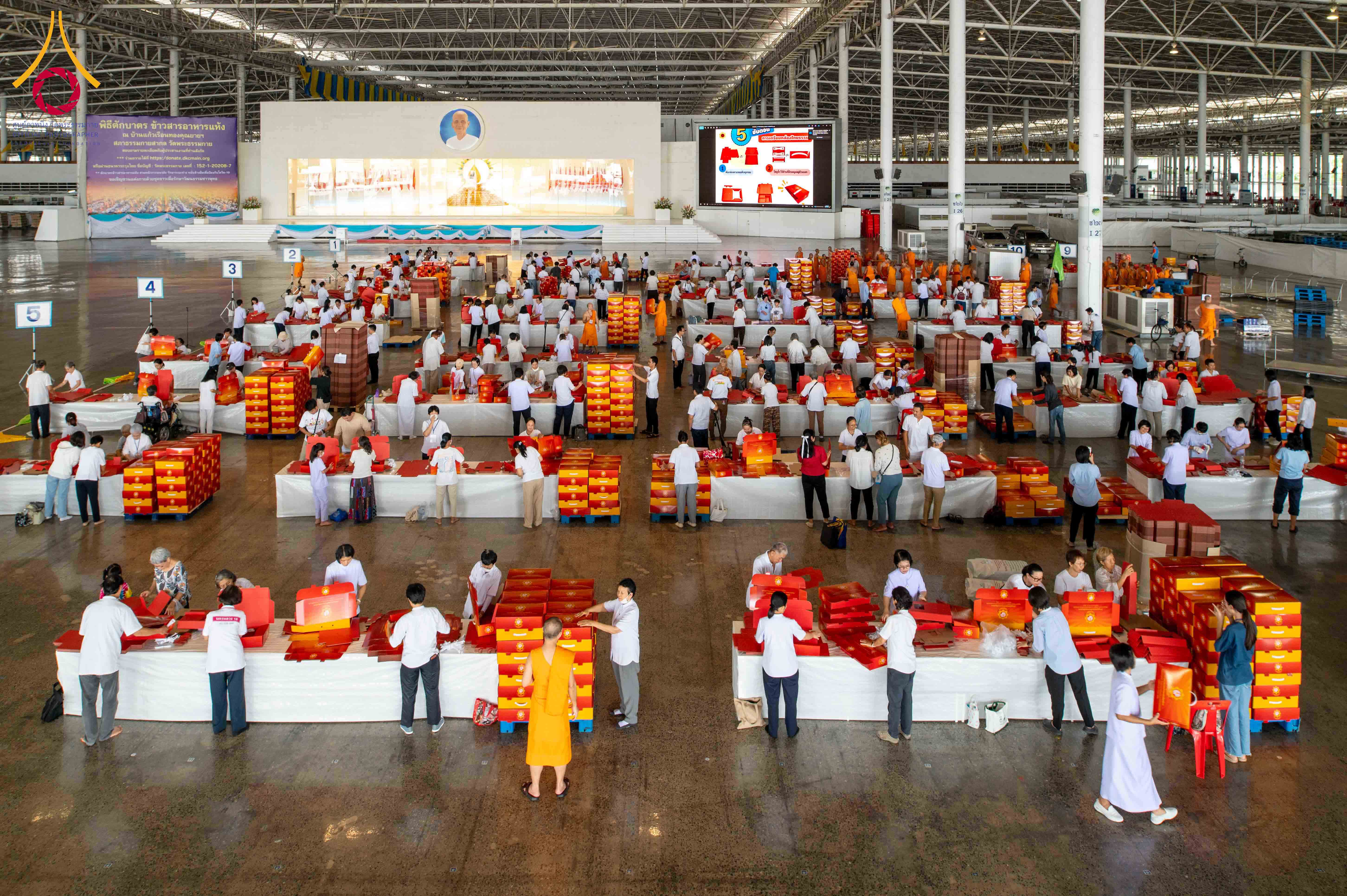 บรรยากาศเตรียมพับกล่องไทยธรรมถวายสังฆทาน 40000 วัดทั่วประเทศ ณ วัดพระธรรมกาย