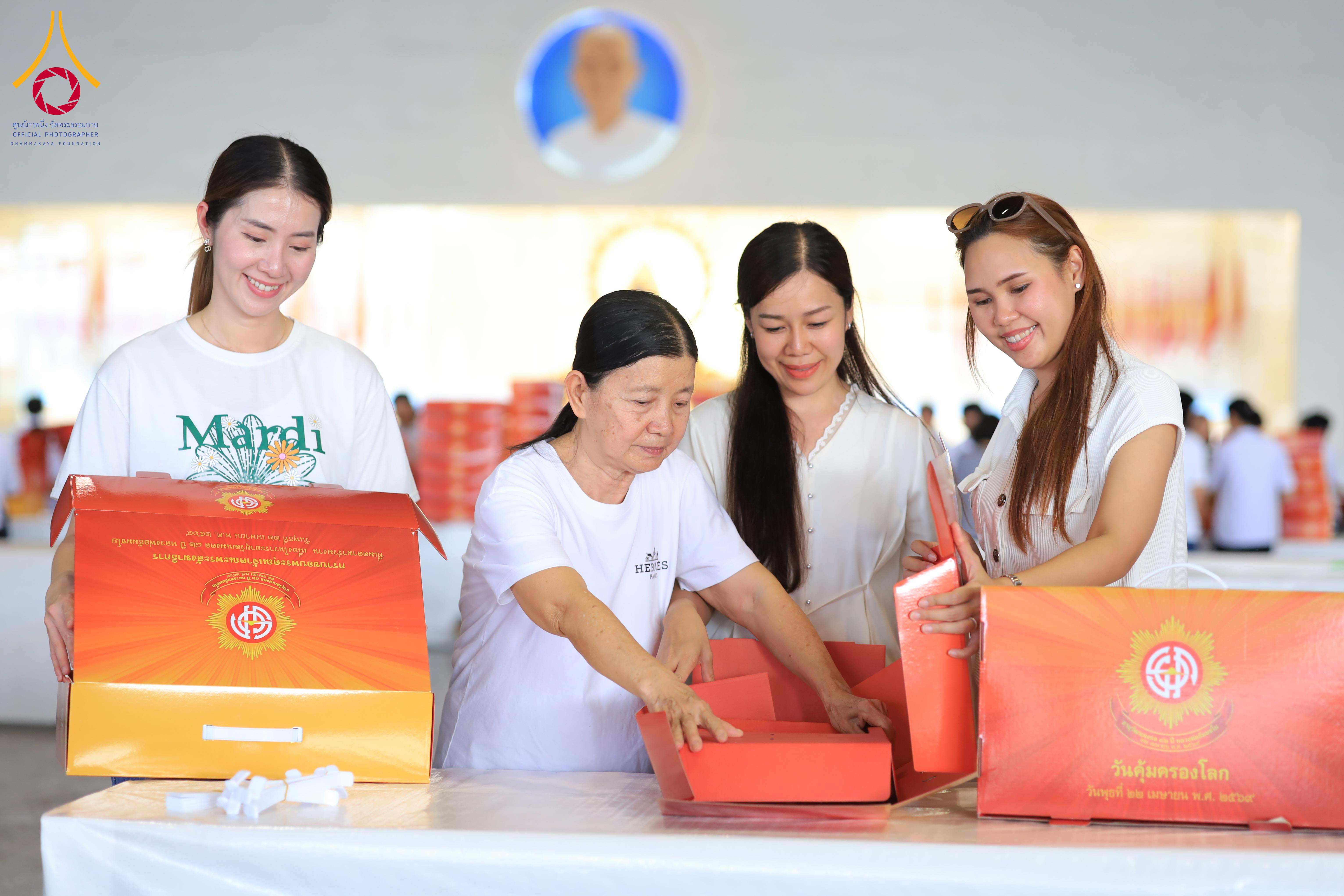 บรรยากาศเตรียมพับกล่องไทยธรรมถวายสังฆทาน 40000 วัดทั่วประเทศ ณ วัดพระธรรมกาย