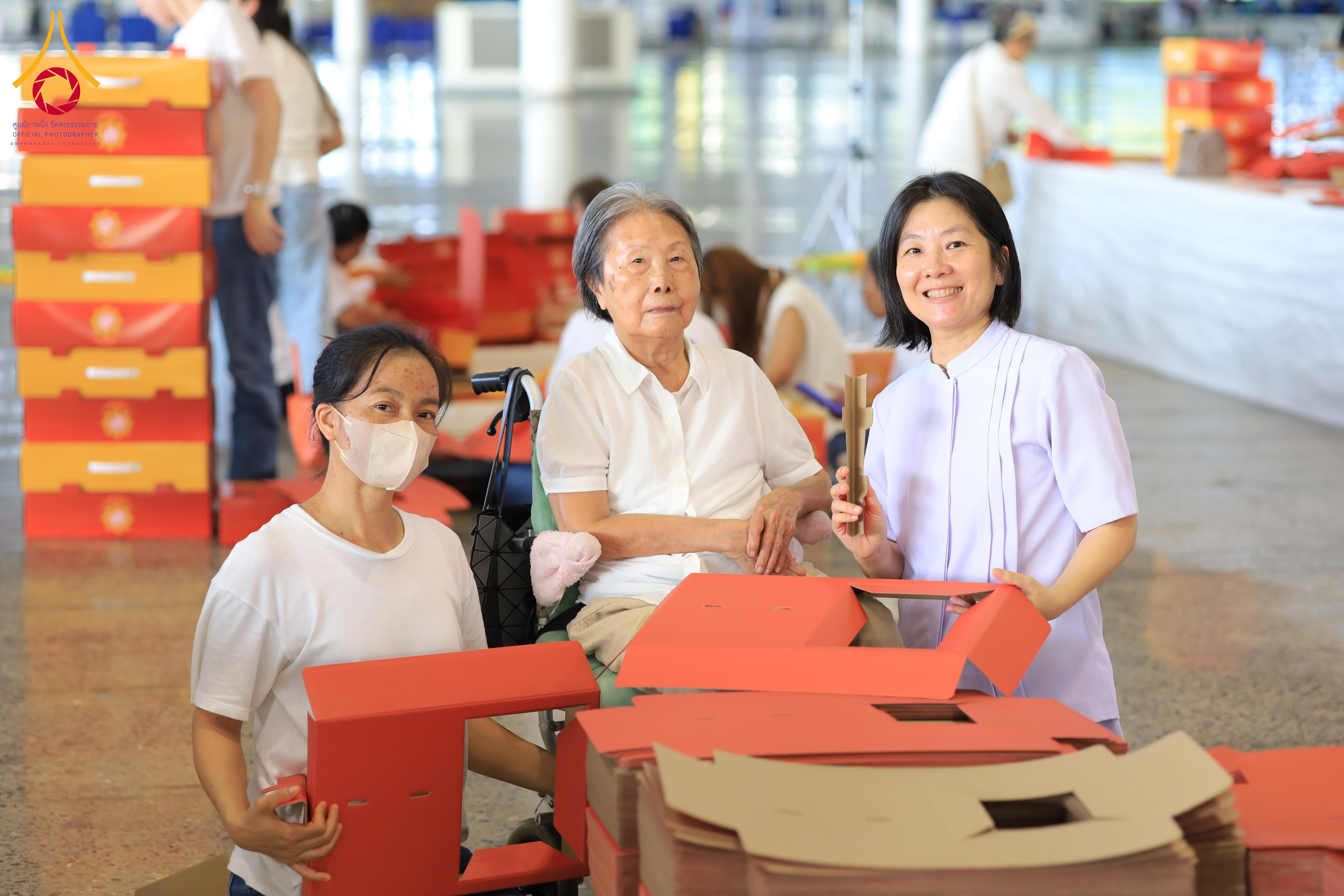 บรรยากาศเตรียมพับกล่องไทยธรรมถวายสังฆทาน 40000 วัดทั่วประเทศ ณ วัดพระธรรมกาย