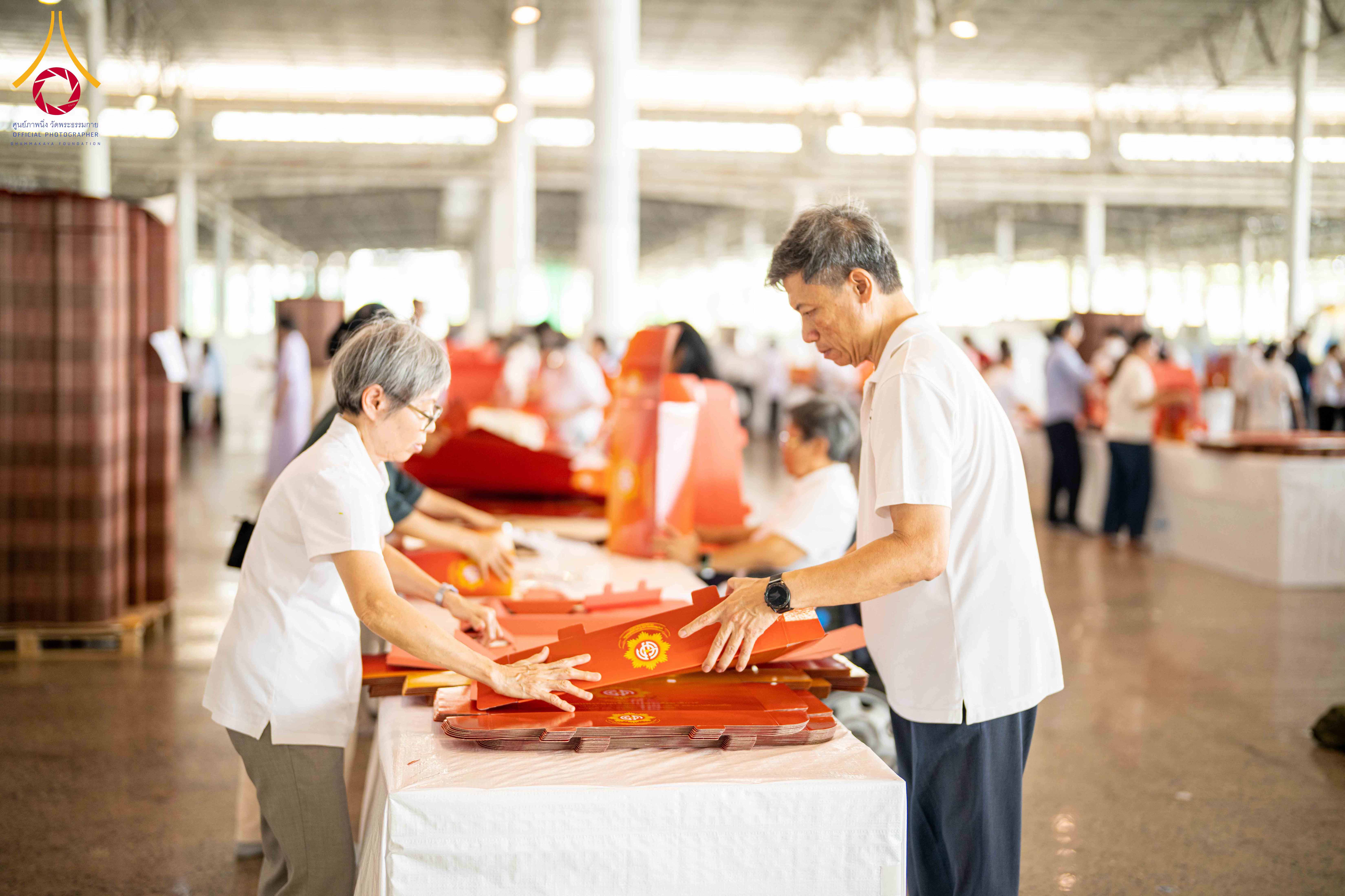 บรรยากาศเตรียมพับกล่องไทยธรรมถวายสังฆทาน 40000 วัดทั่วประเทศ ณ วัดพระธรรมกาย