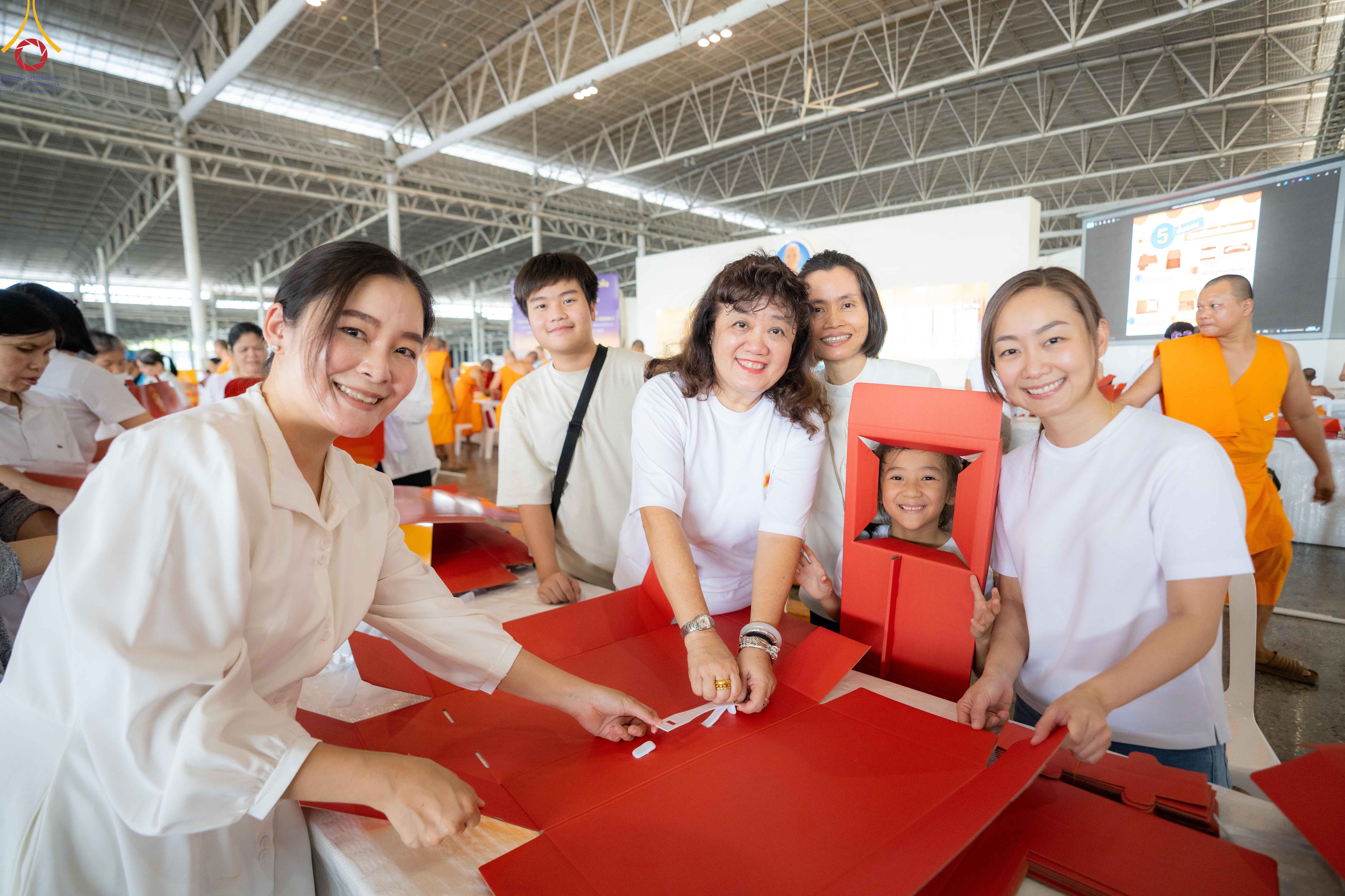 บรรยากาศเตรียมพับกล่องไทยธรรมถวายสังฆทาน 40000 วัดทั่วประเทศ ณ วัดพระธรรมกาย