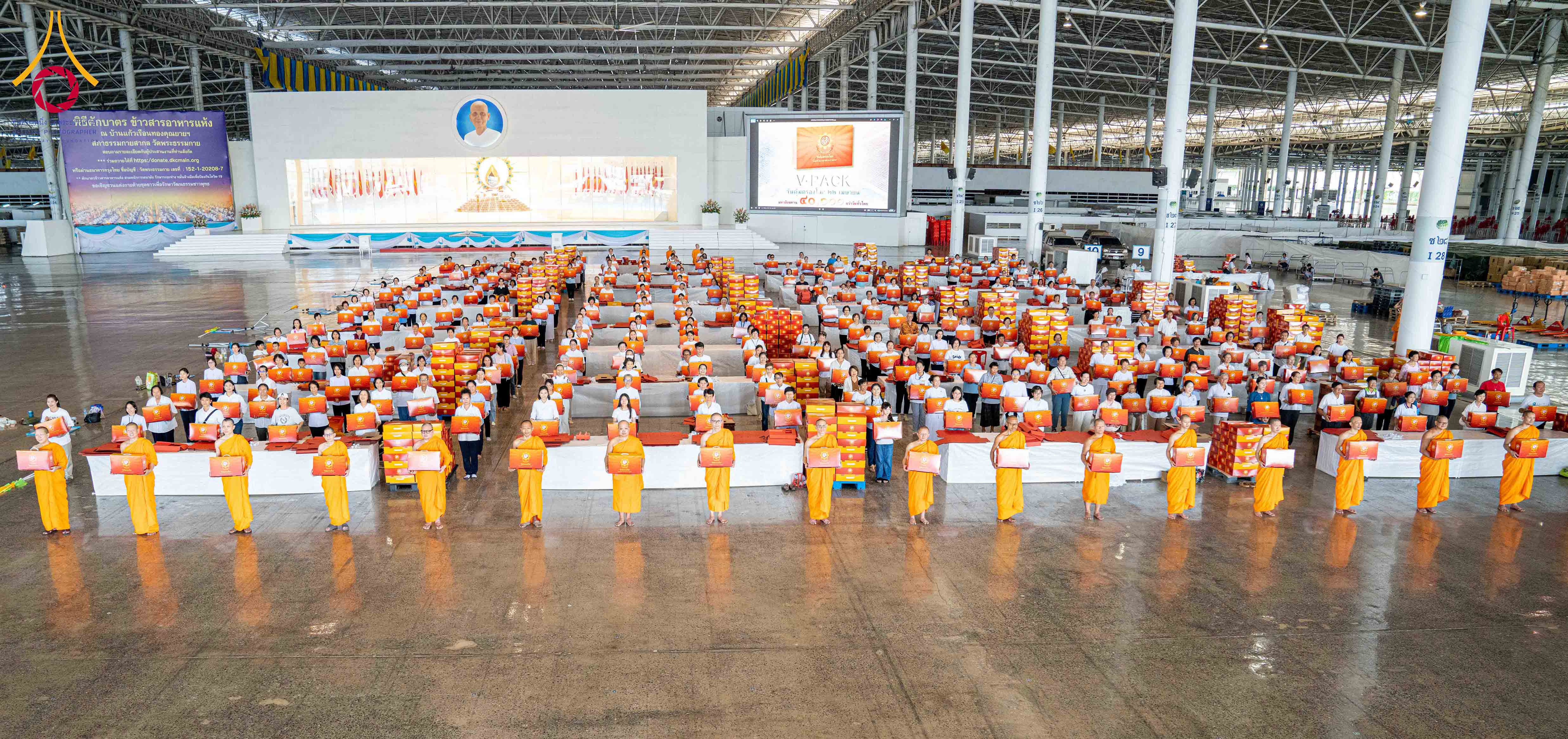 บรรยากาศเตรียมพับกล่องไทยธรรมถวายสังฆทาน 40000 วัดทั่วประเทศ ณ วัดพระธรรมกาย