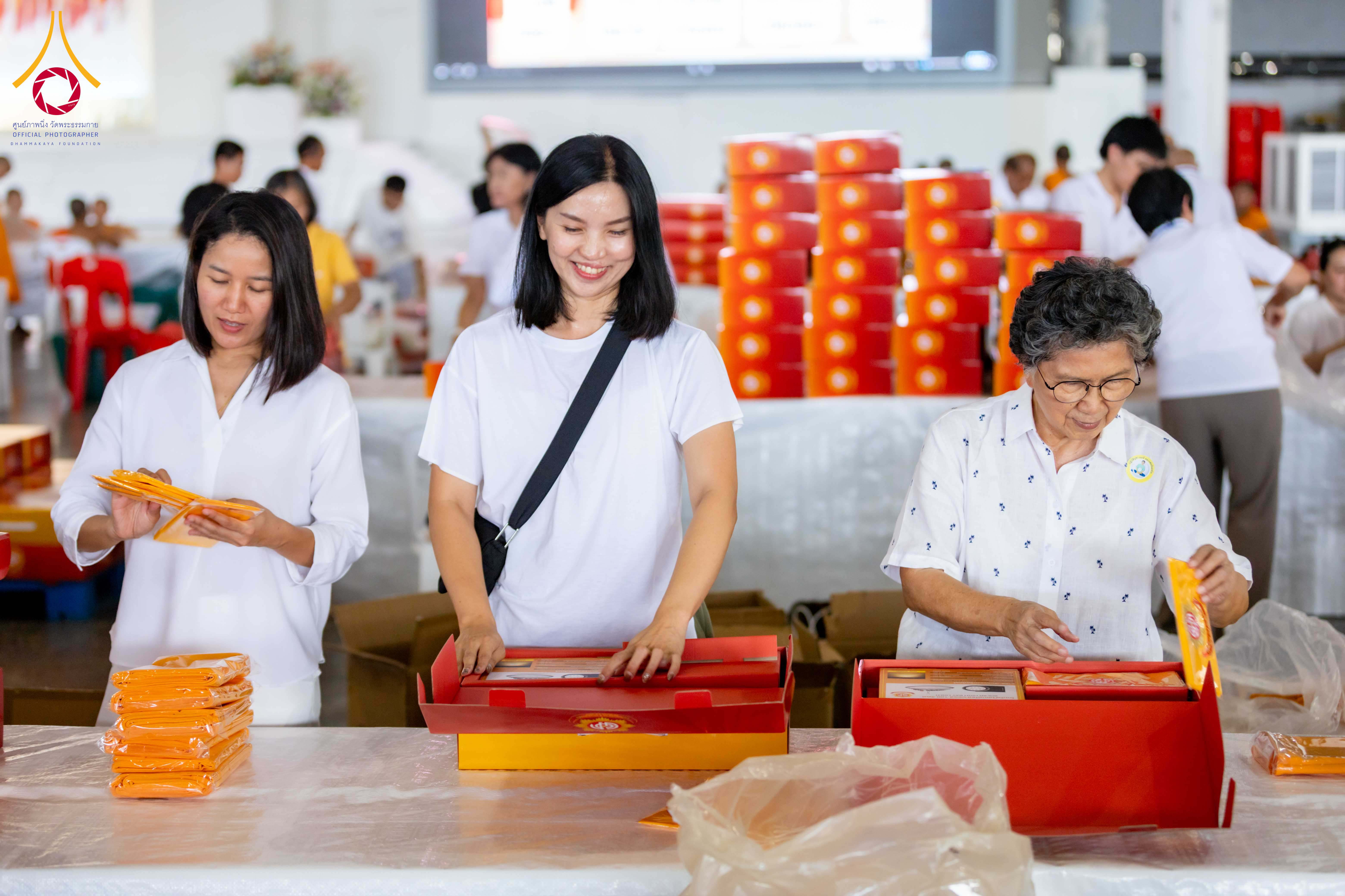 บรรยากาศเตรียมพับกล่องไทยธรรมถวายสังฆทาน 40000 วัดทั่วประเทศ ณ วัดพระธรรมกาย