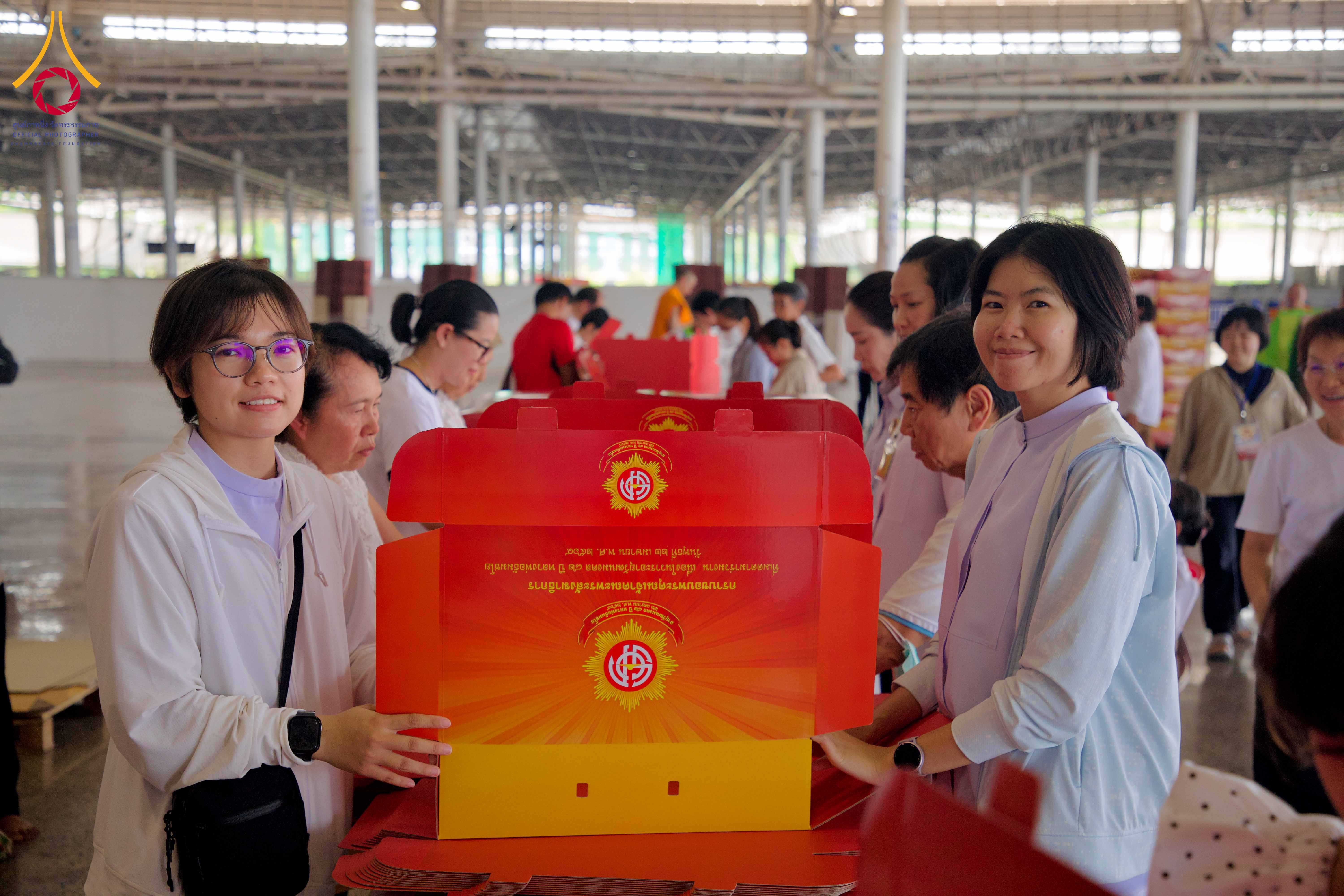 บรรยากาศเตรียมพับกล่องไทยธรรมถวายสังฆทาน 40000 วัดทั่วประเทศ ณ วัดพระธรรมกาย