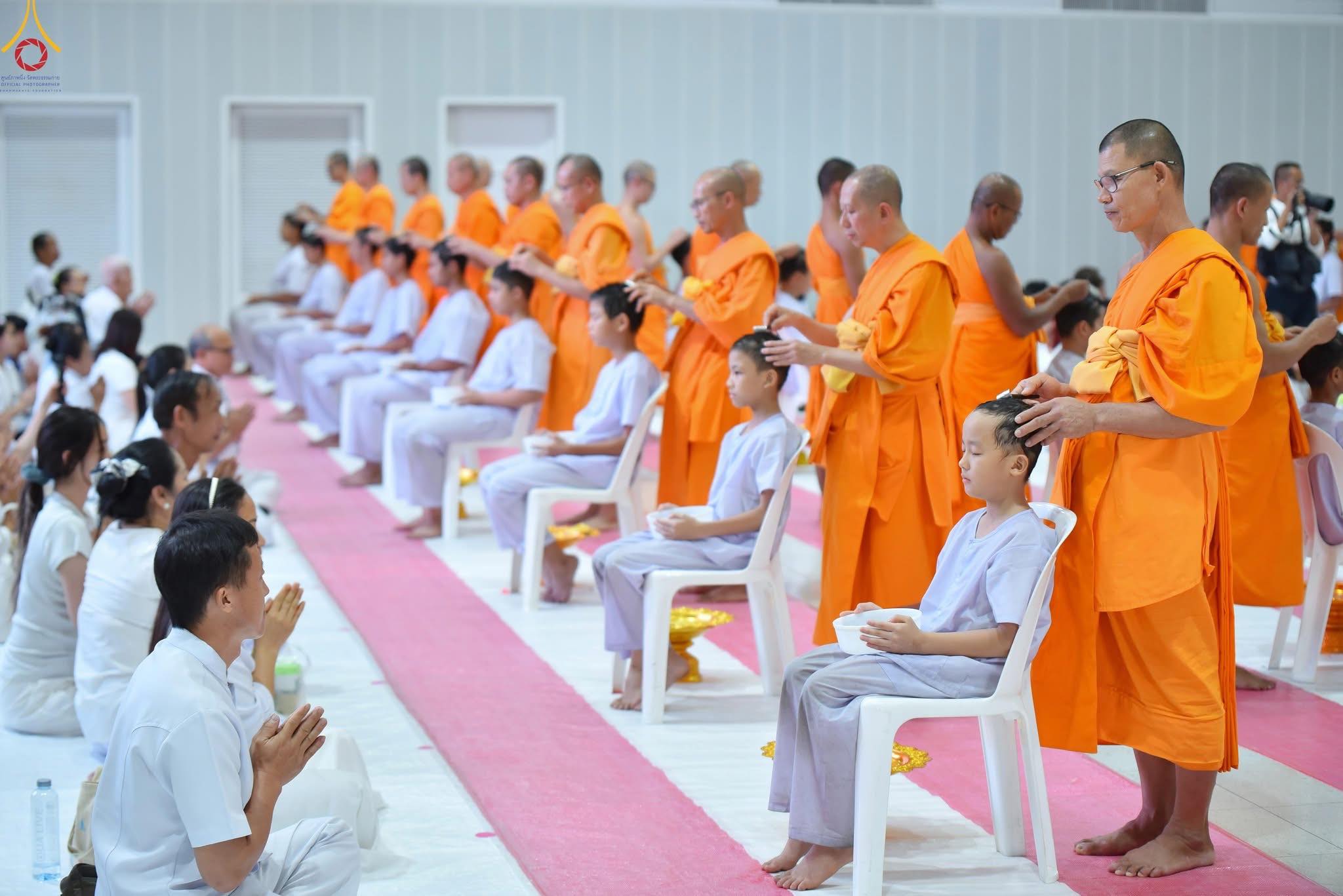 วัดพระธรรมกาย จัดพิธีตัดปอยผม และปลงผม โครงการอบรมสามเณรยุวธรรมทายาทรุ่นที่ 34 และมัชฌิมธรรมทายาท รุ่นที่ 30