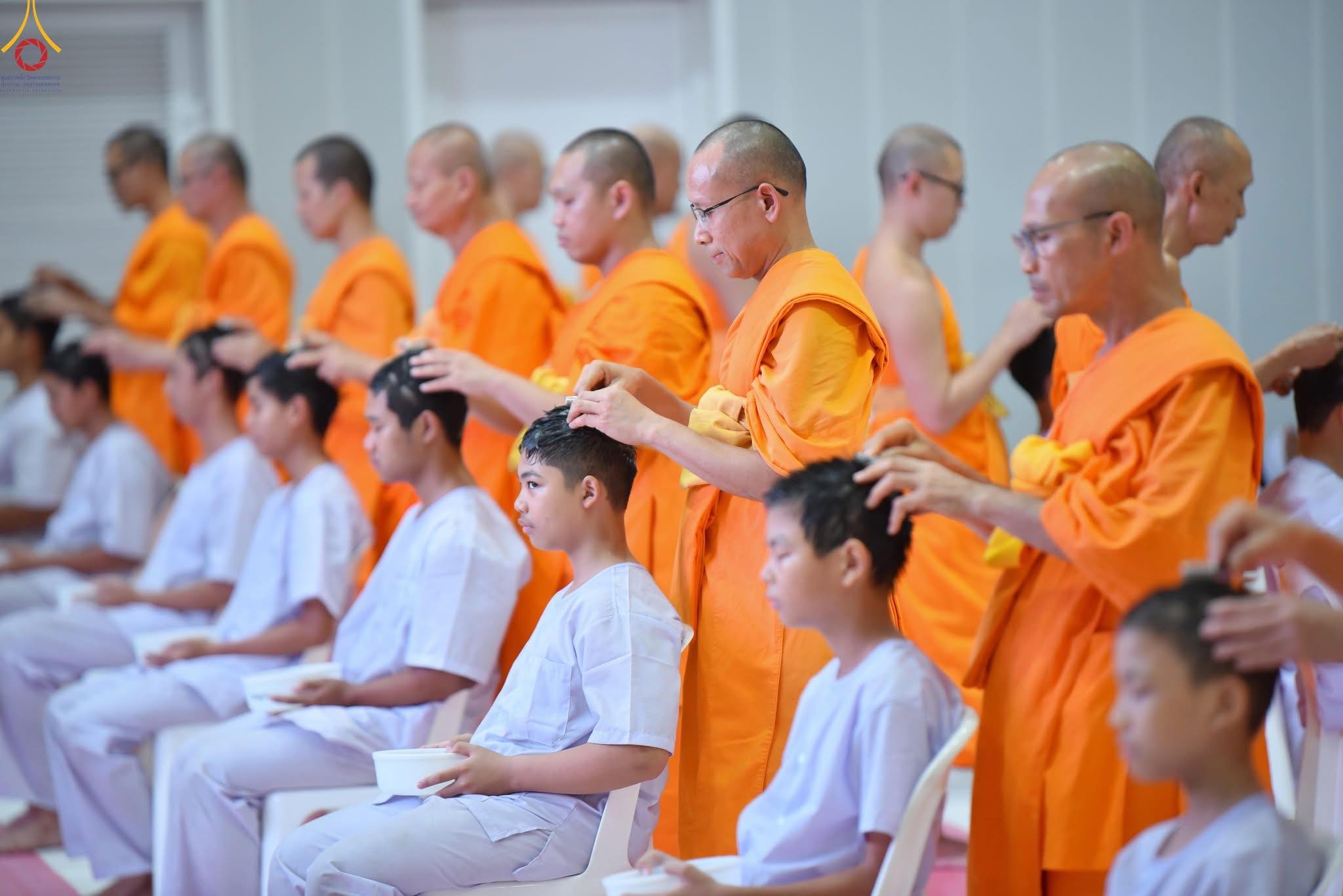 วัดพระธรรมกาย จัดพิธีตัดปอยผม และปลงผม โครงการอบรมสามเณรยุวธรรมทายาทรุ่นที่ 34 และมัชฌิมธรรมทายาท รุ่นที่ 30