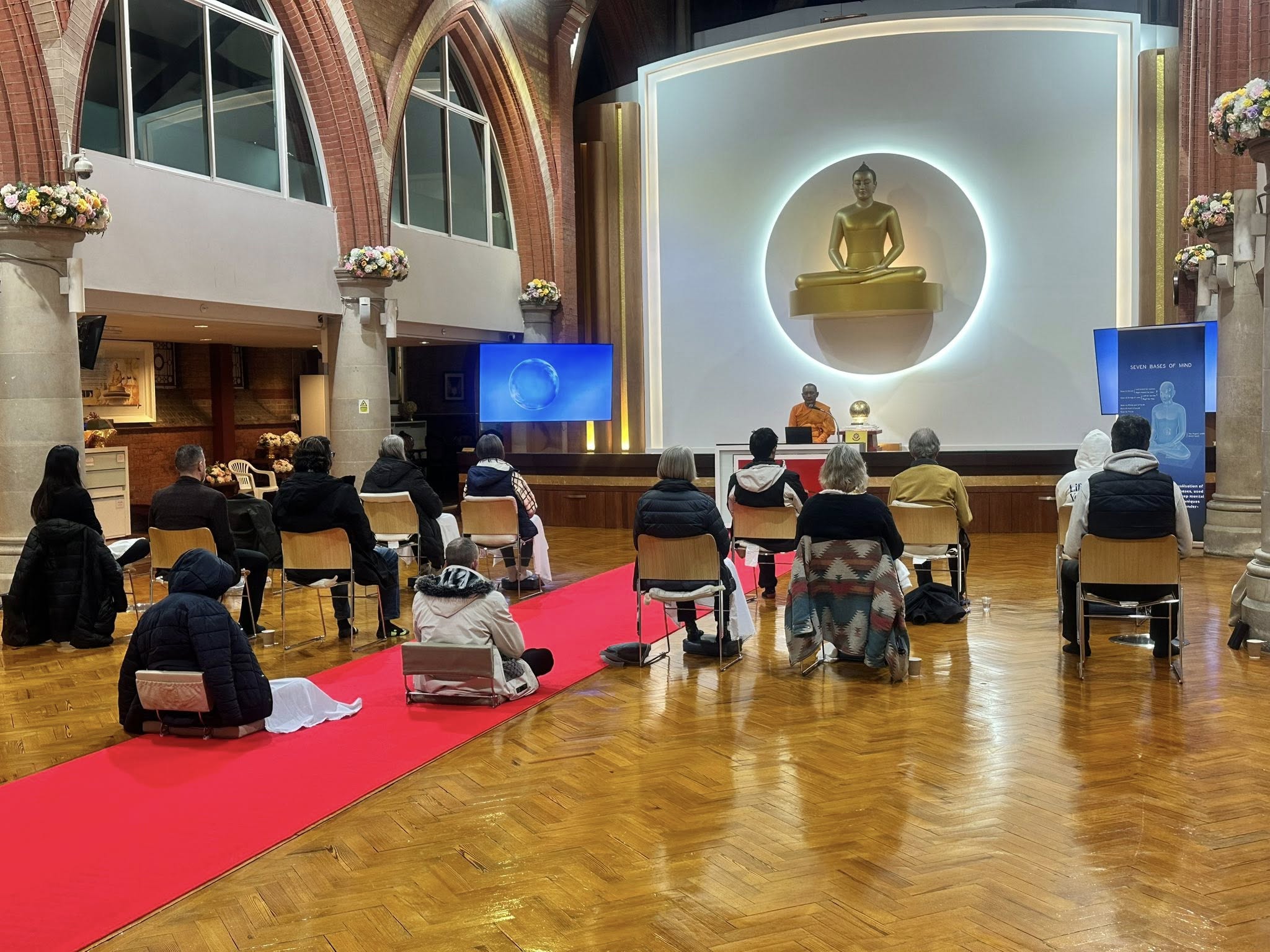 วัดพระธรรมกายลอนดอน จัดชั้นเรียนสมาธิประจำสัปดาห์