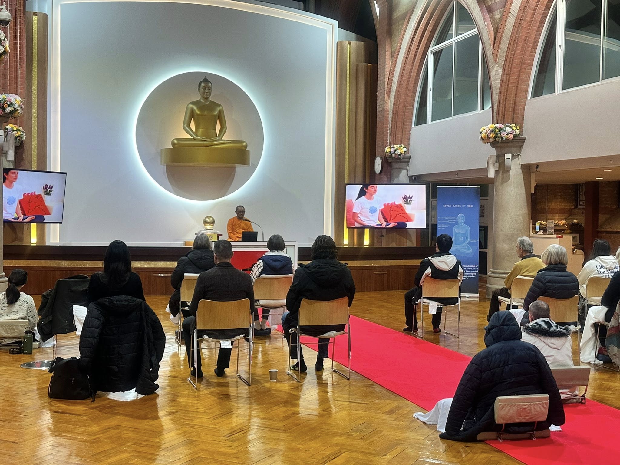 วัดพระธรรมกายลอนดอน จัดชั้นเรียนสมาธิประจำสัปดาห์