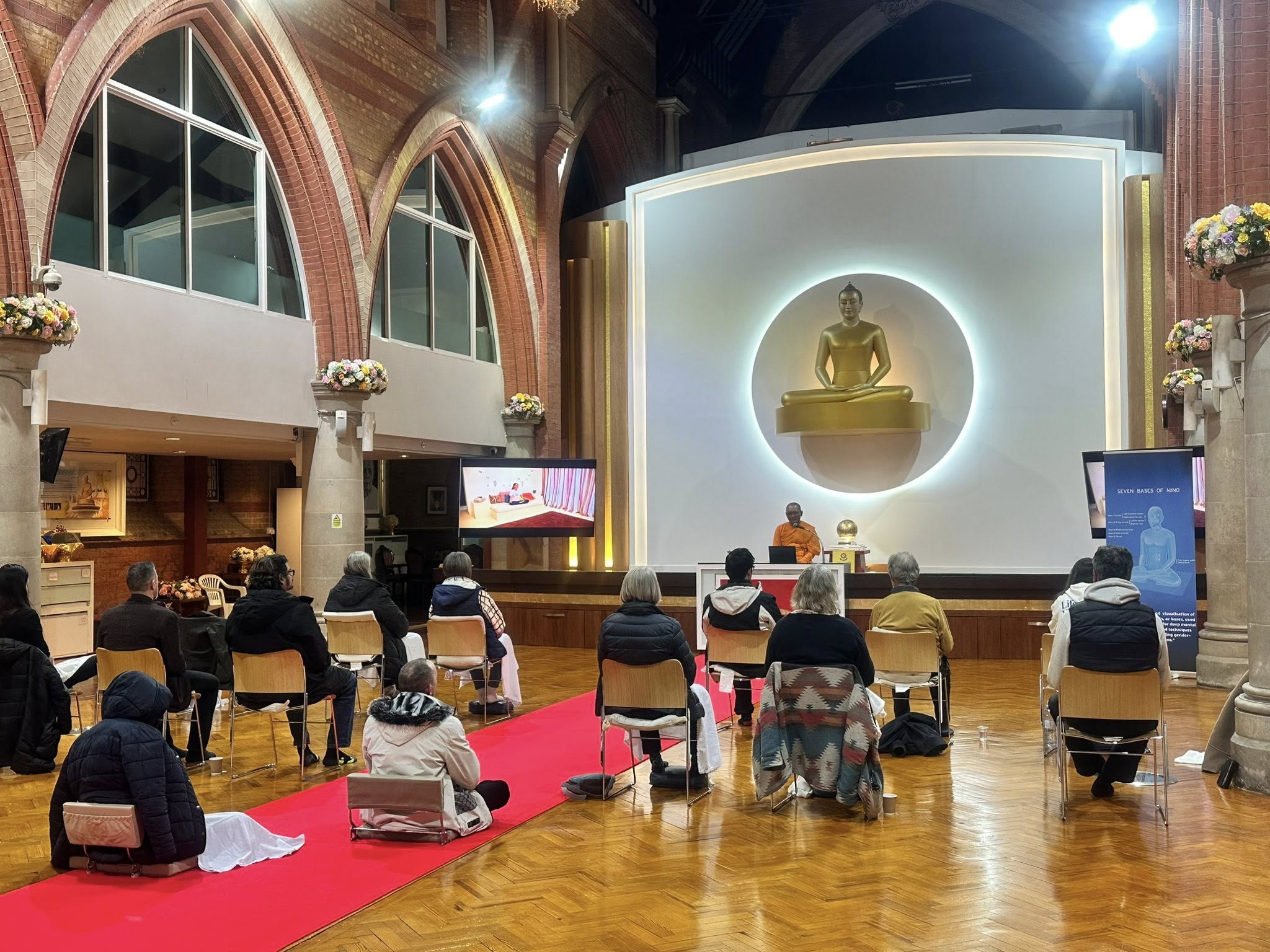 วัดพระธรรมกายลอนดอน จัดชั้นเรียนสมาธิประจำสัปดาห์