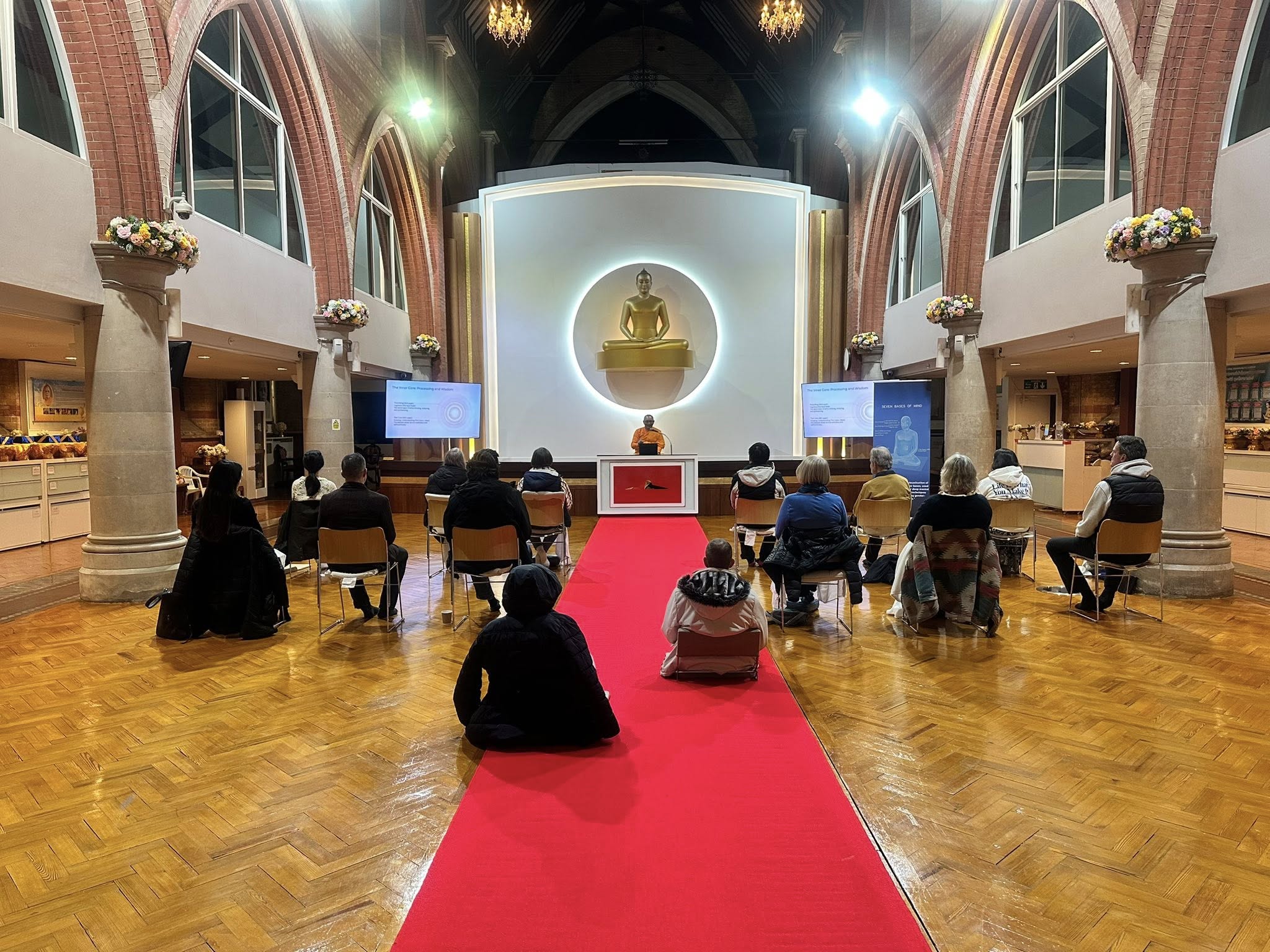 วัดพระธรรมกายลอนดอน จัดชั้นเรียนสมาธิประจำสัปดาห์