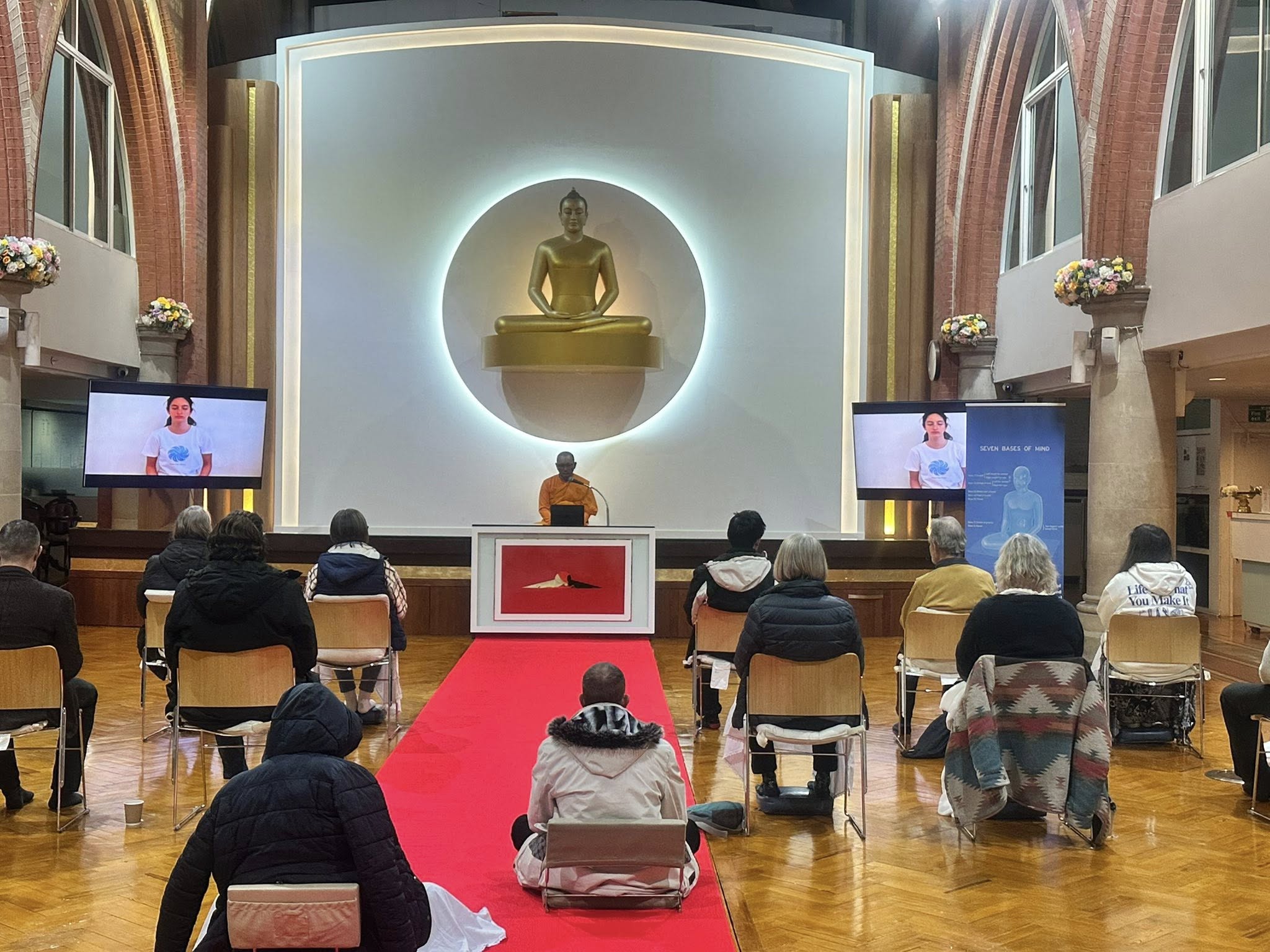 วัดพระธรรมกายลอนดอน จัดชั้นเรียนสมาธิประจำสัปดาห์